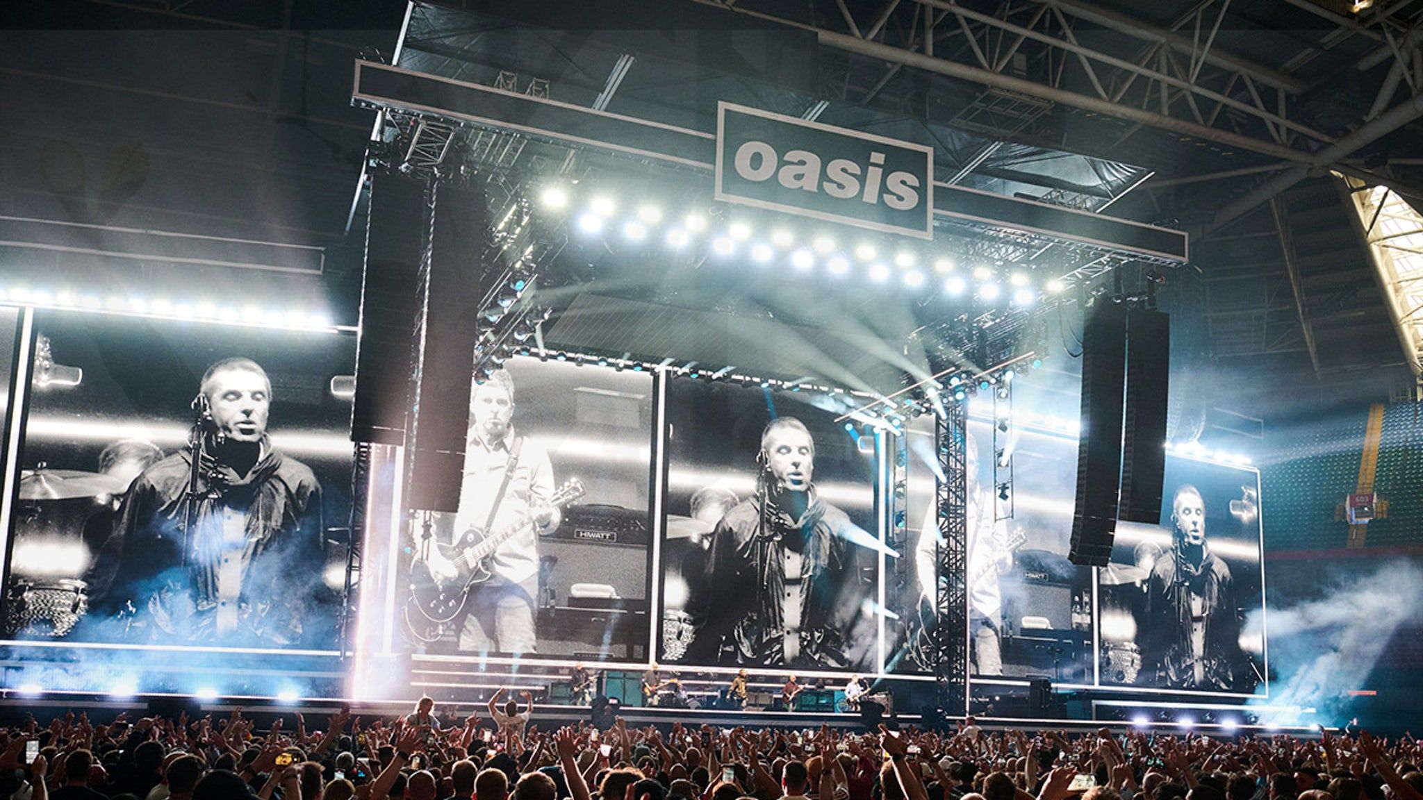 2048x1152 Oasis Reunites for First Concert in 16 Years, Brings Fans To Tears