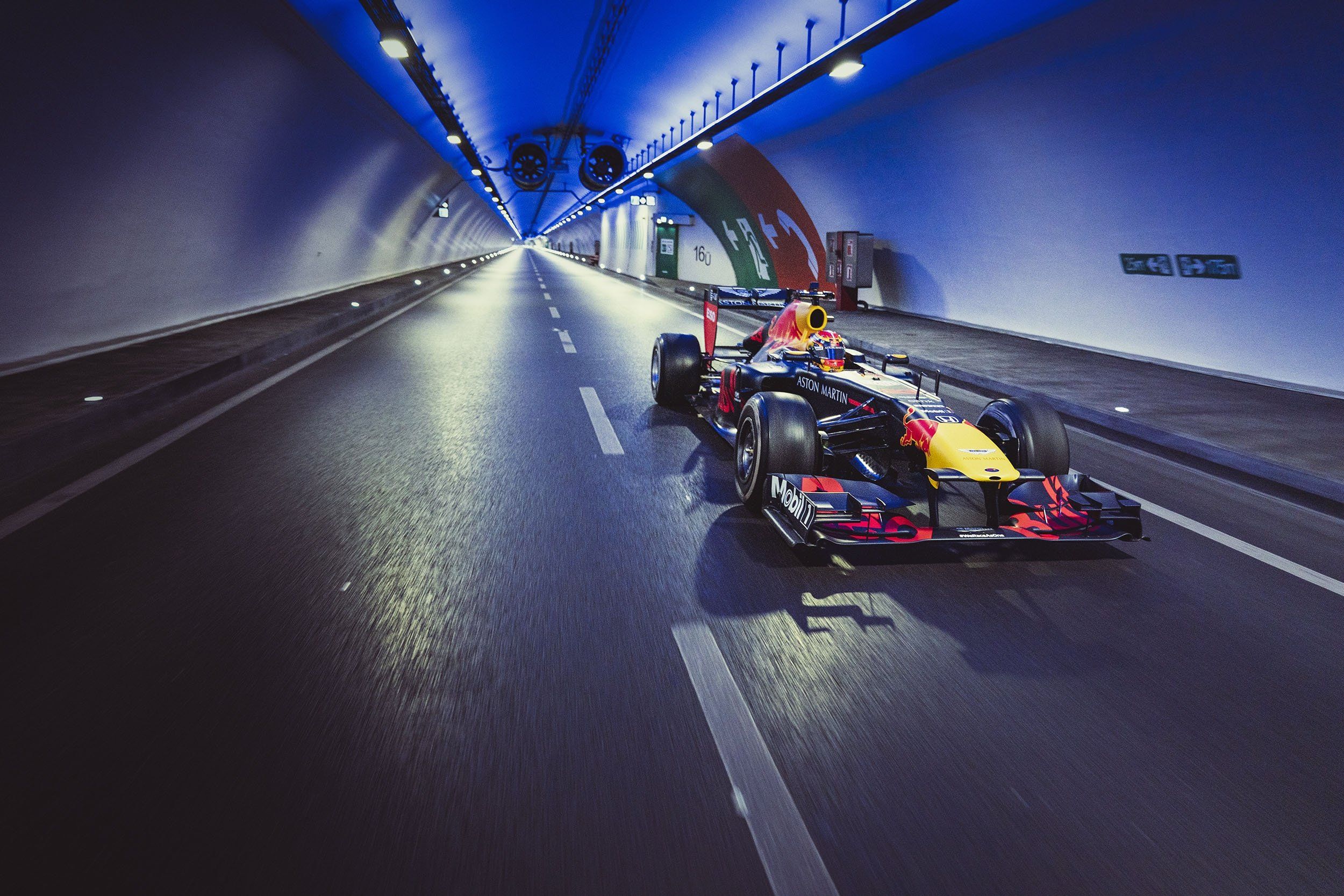 2500x1667 Mosques, bridges and Formula 1 cars: Istanbul streets see F1 action