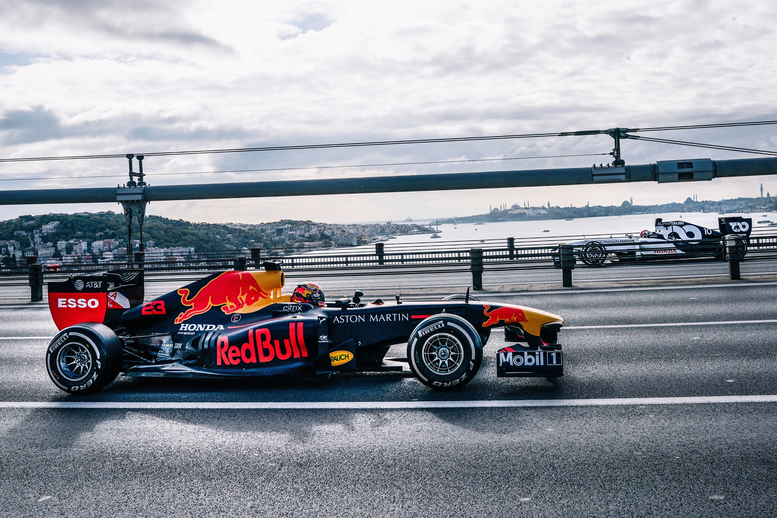3200x2134 F1 drivers Pierre Gasly & Alex Albon explore Istanbul