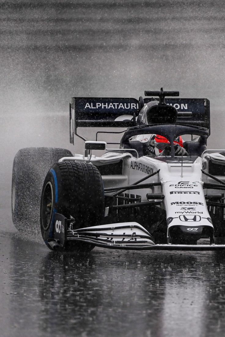 736x1103 Daniil Kvyat in the rain in Istanbul