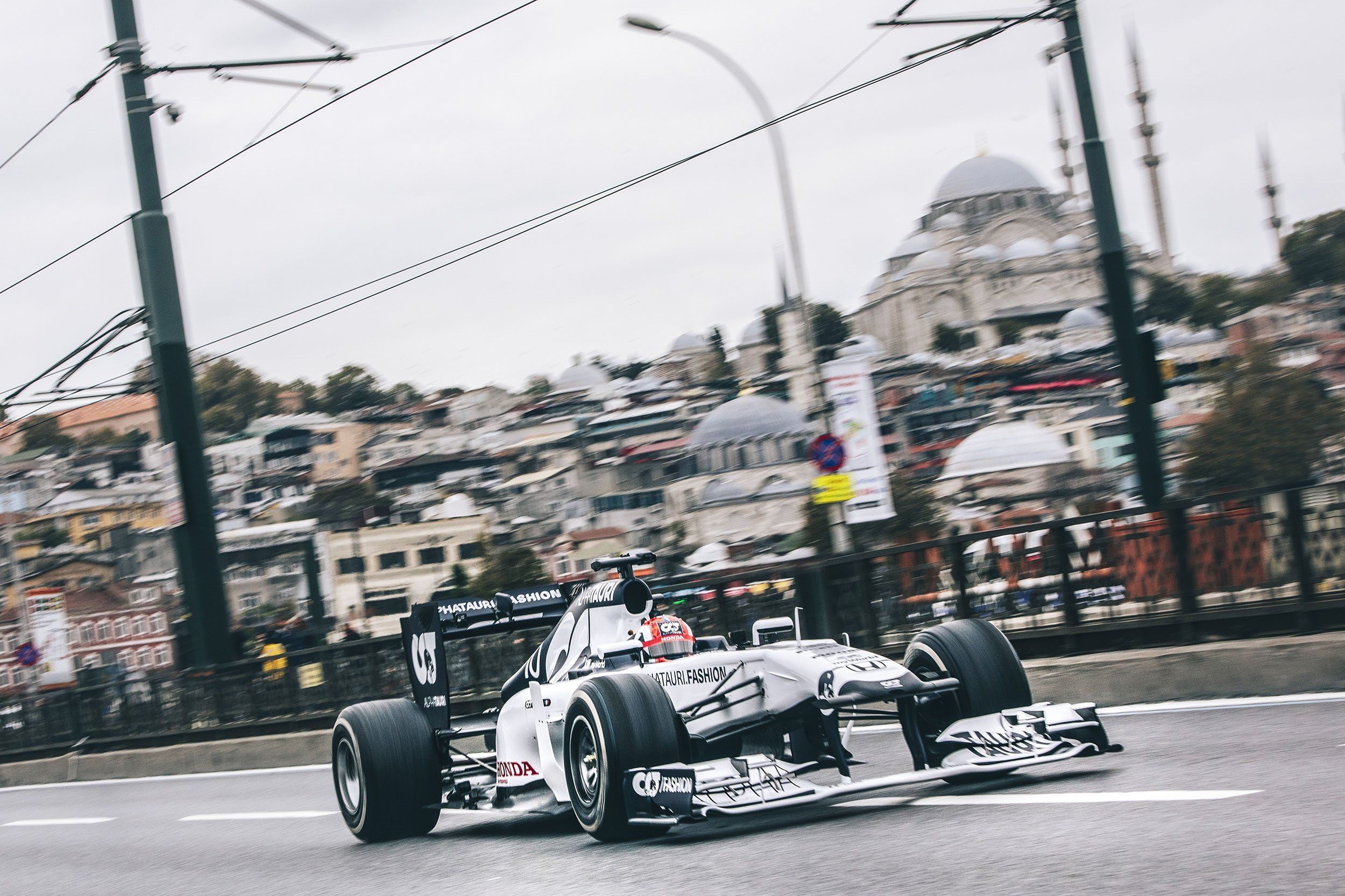 2500x1666 Mosques, bridges and Formula 1 cars: Istanbul streets see F1 action