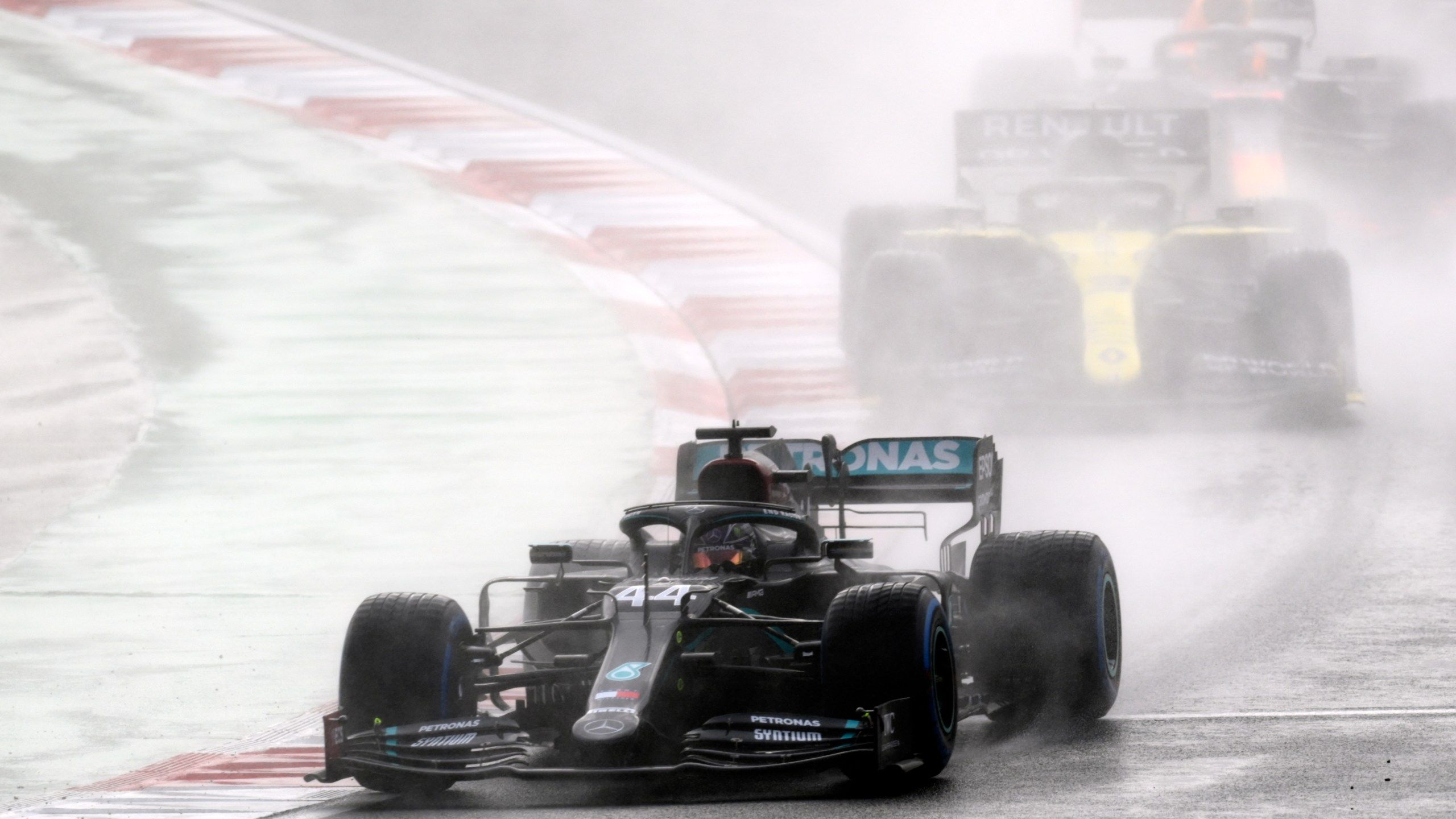 2560x1440 Hamilton lets tears flow as he clinches record 7th F1 title