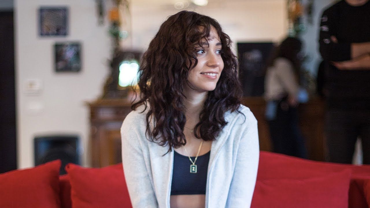 1280x720 Zeynep Bastık Wallpaper