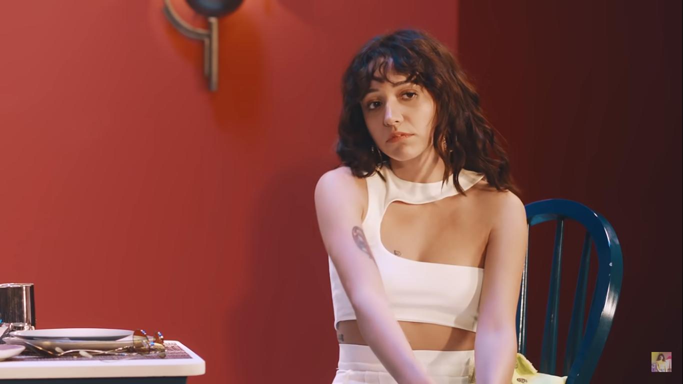 1366x768 Zeynep Bastık Wallpaper