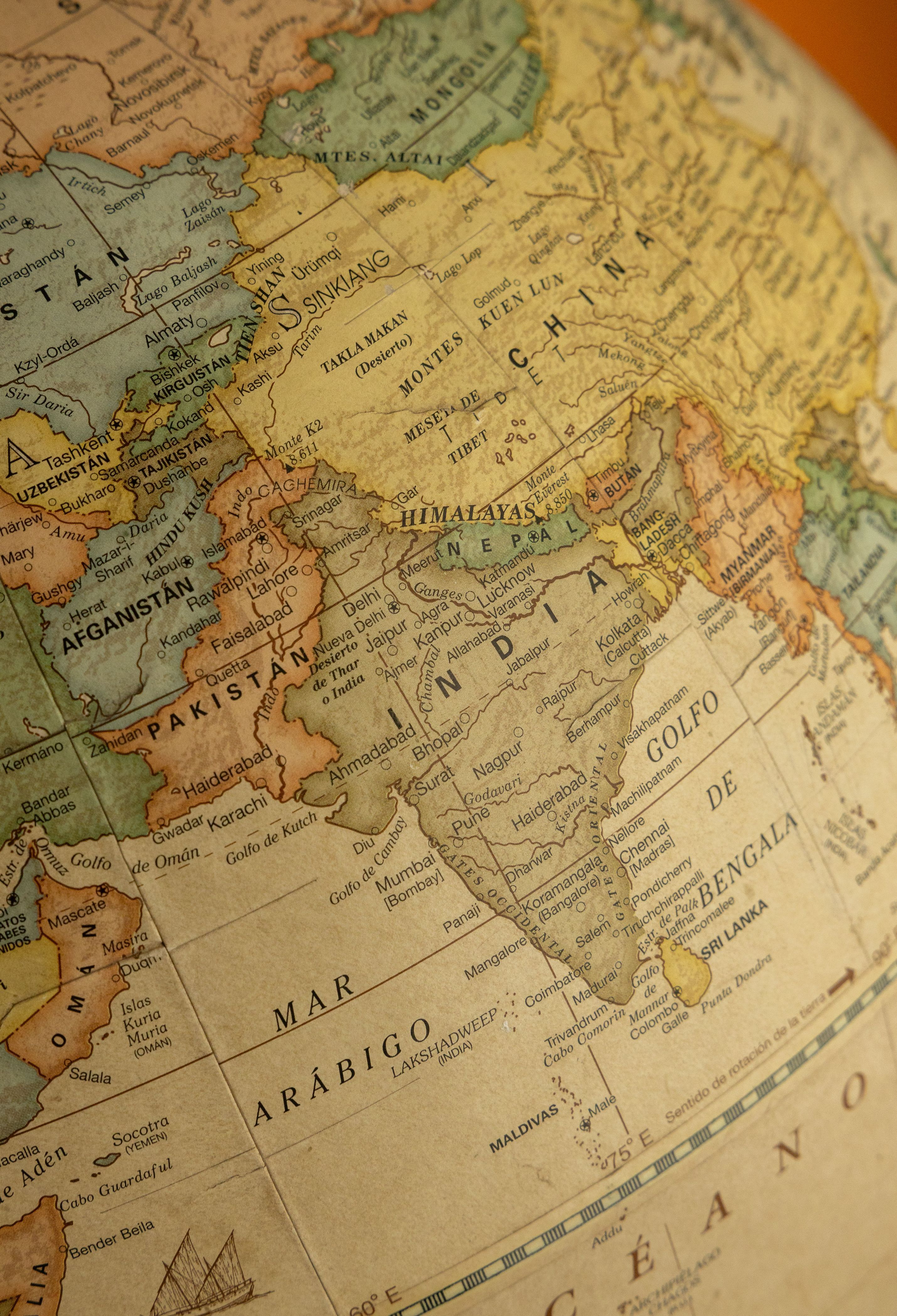 2859x4196 Detailed Vintage Globe Showing South Asia Region · Free