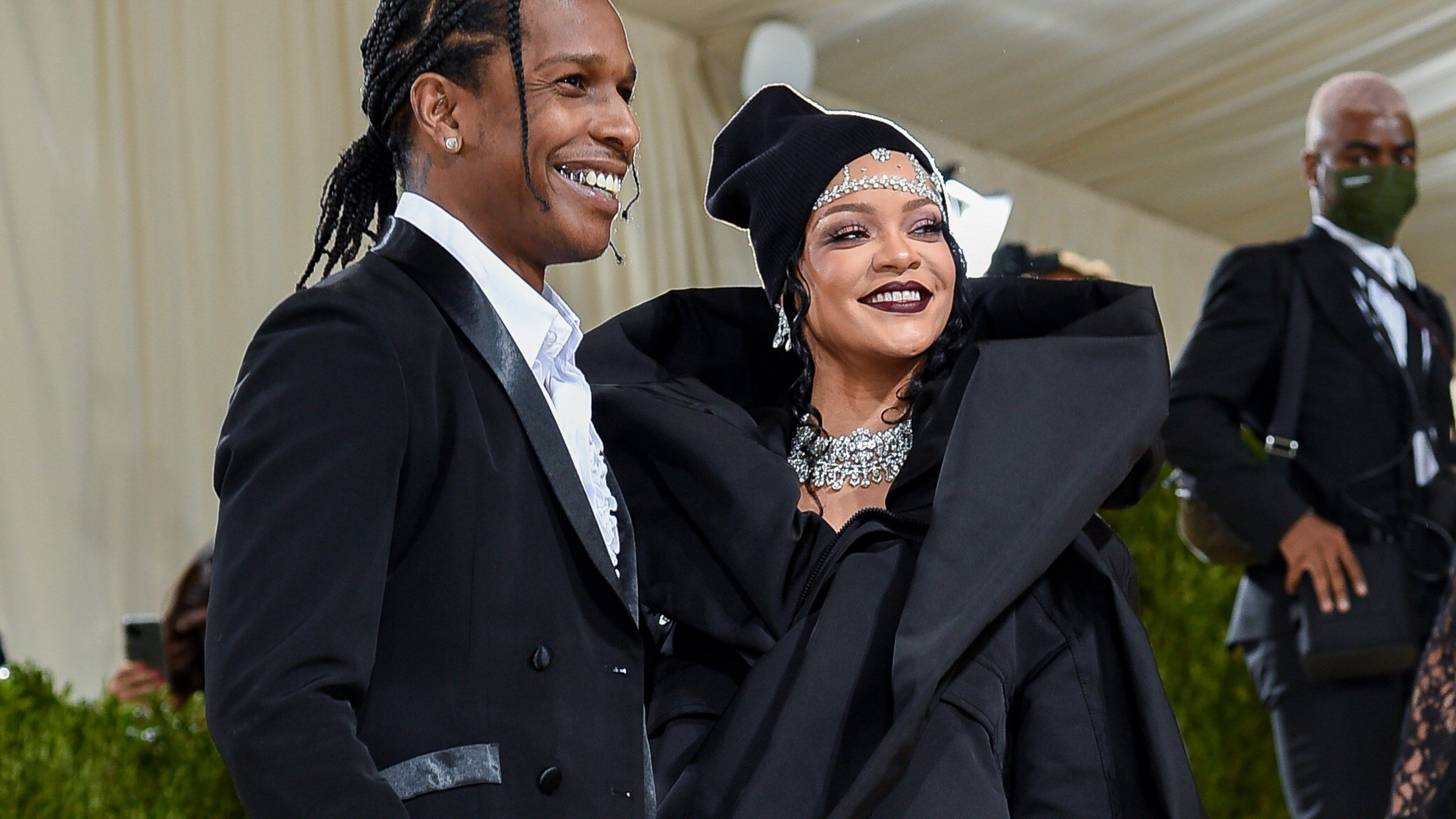 2560x1440 Rihanna, A$AP Rocky debut photo of their second child, a son named Riot Rose