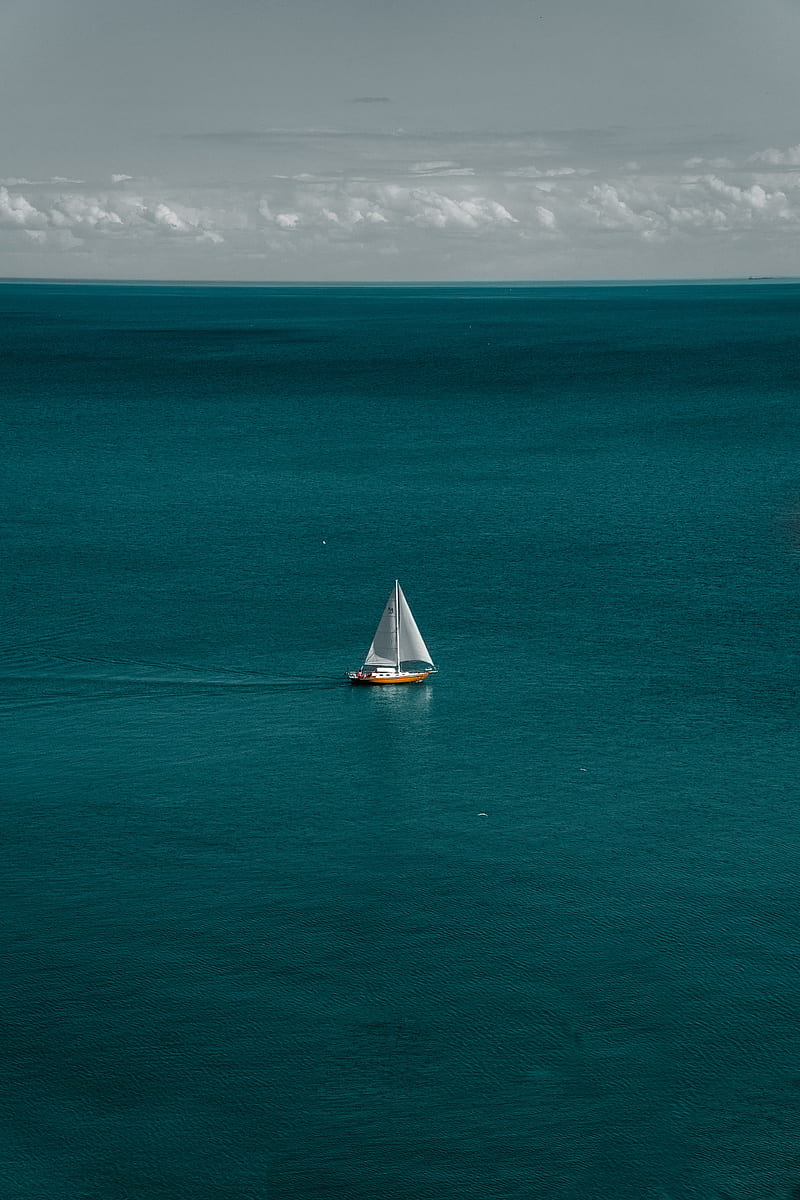 800x1200 HD boat on the sea wallpaper