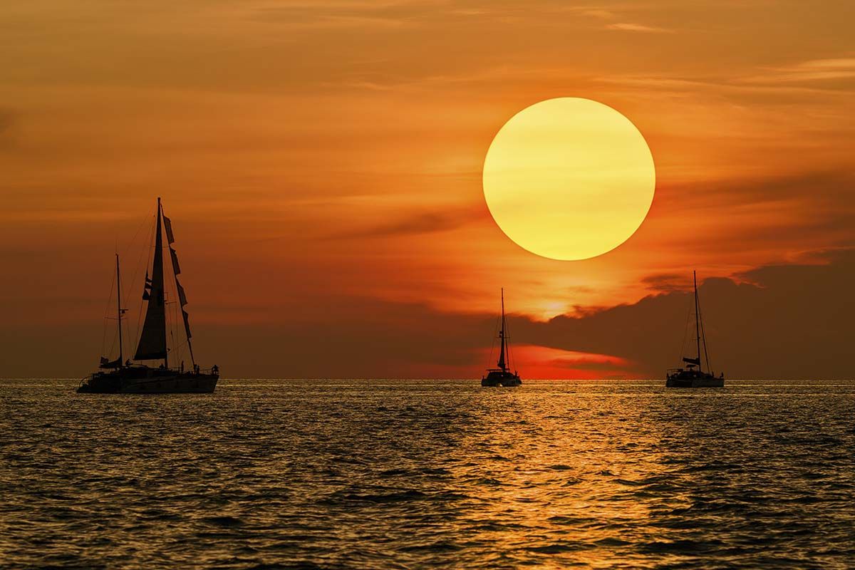 1200x800 Golden Sunset Sailboats Scenic Ocean View Wallpaper®