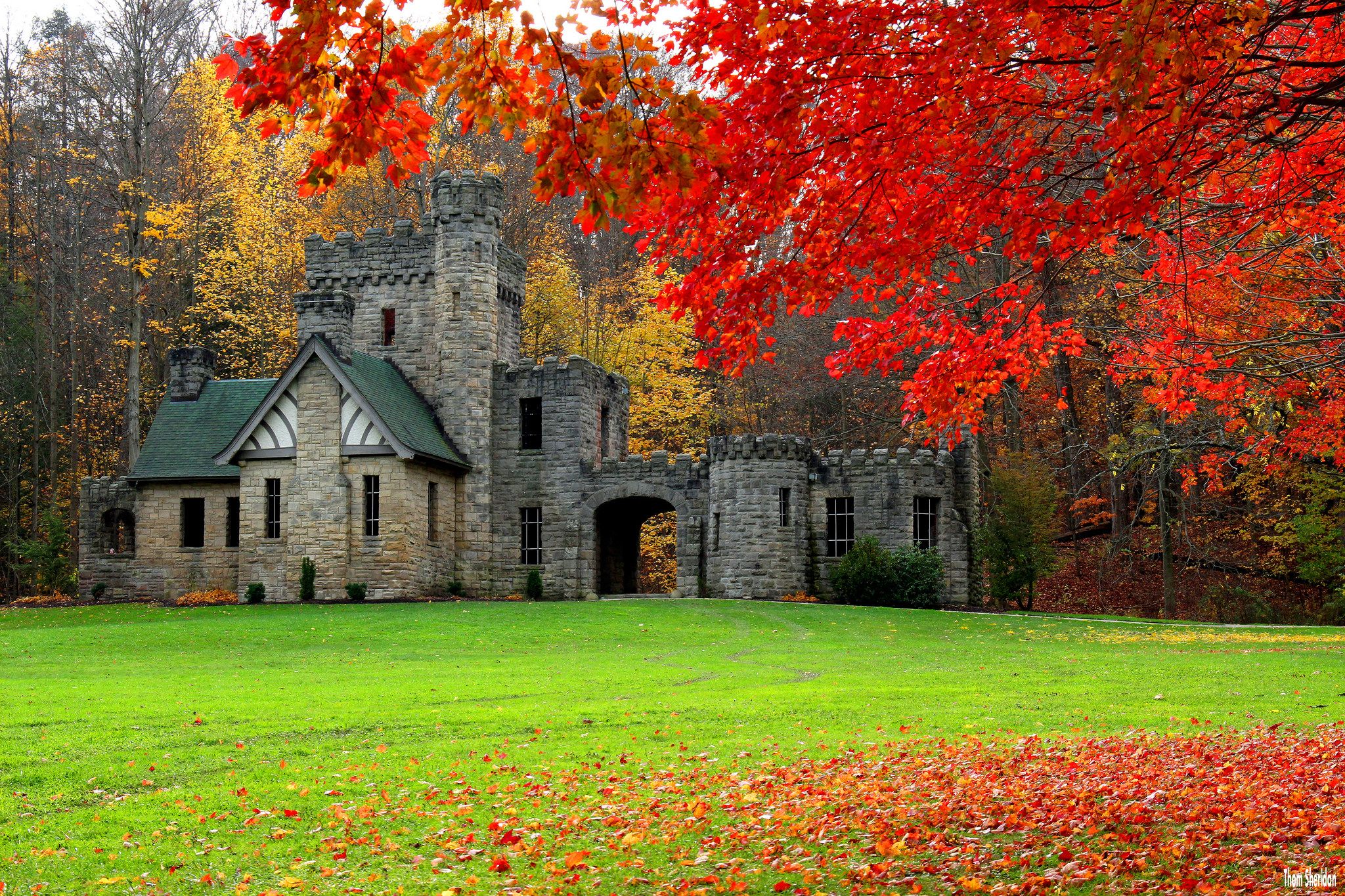 2048x1365 Autumn Castle Wallpaper