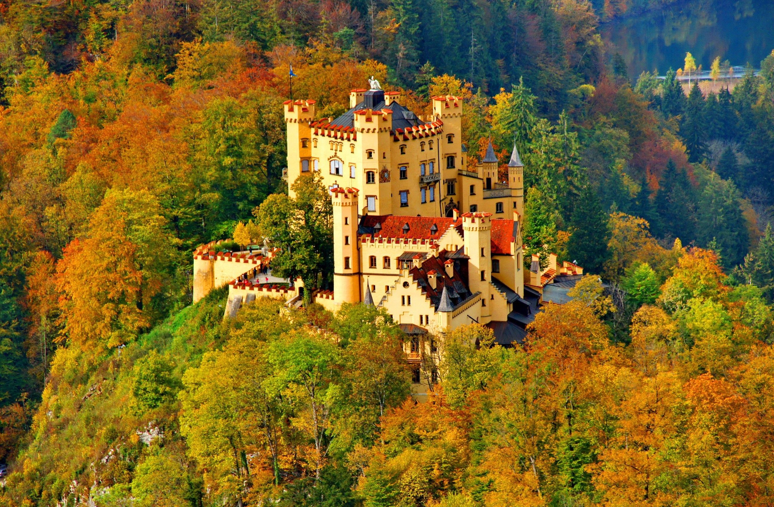 2592x1700 Hohenschwangau Castle in Autumn Splendor