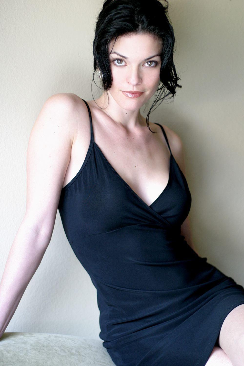 1000x1500 Alana De La Garza Wallpaper