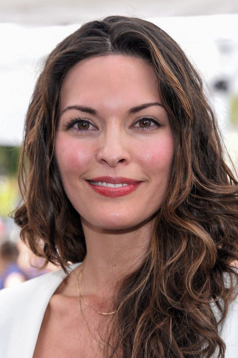 800x1200 Alana de la Garza Image