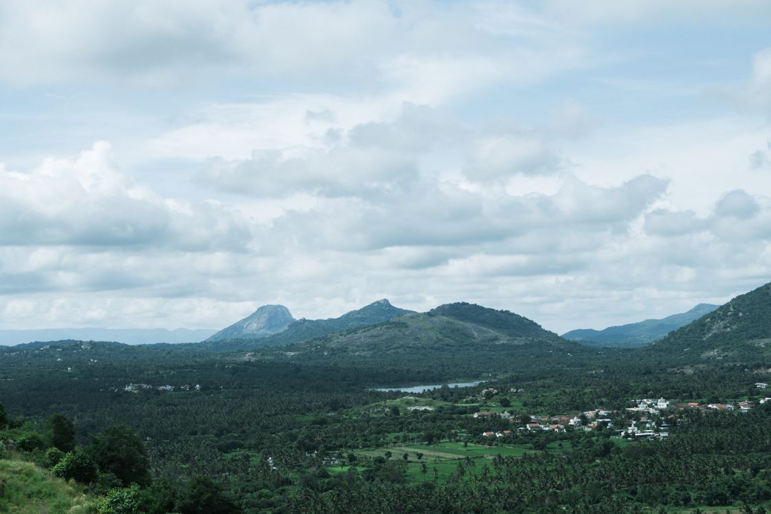 1125x750 Scenic Landscape of Karnataka's Lush Hills · Free