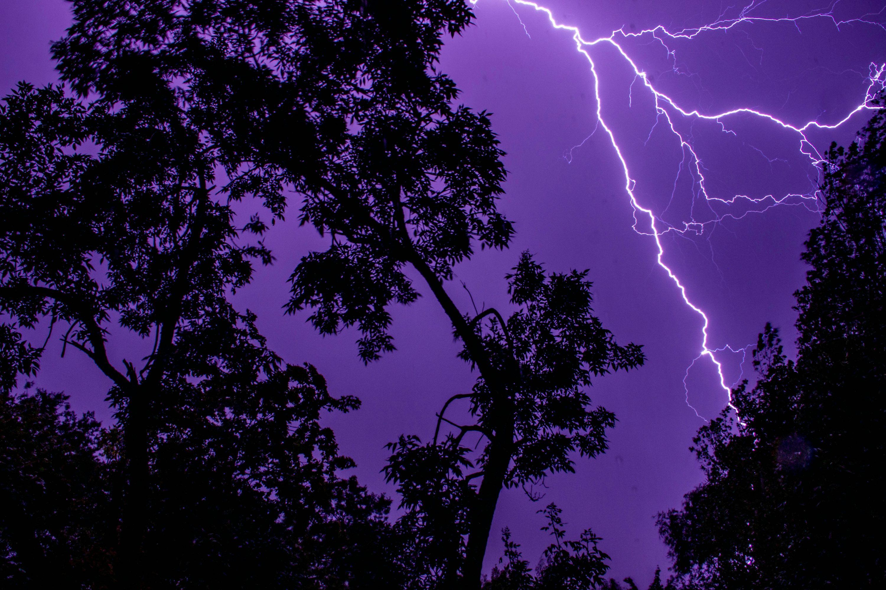 3000x2000 Lightning bolt in purple sky