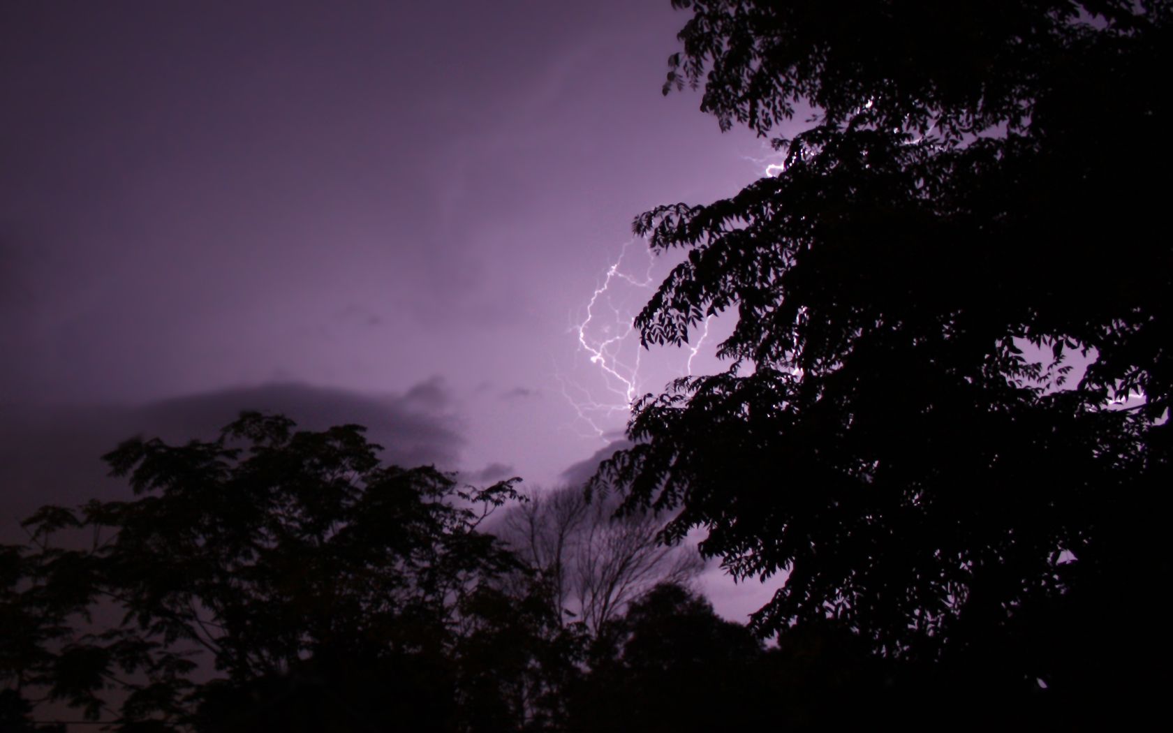 1680x1050 Lightning behind