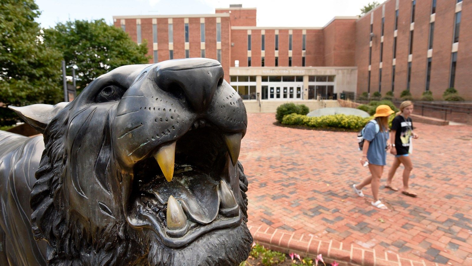 1600x900 Towson Students Return