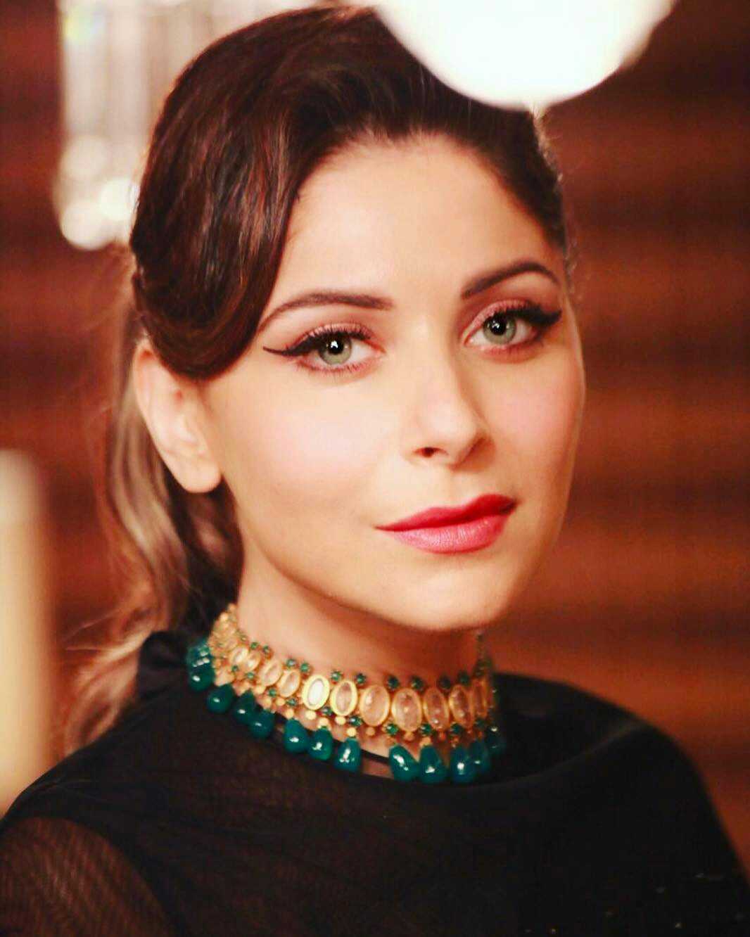 1066x1332 Kanika Kapoor Wallpaper