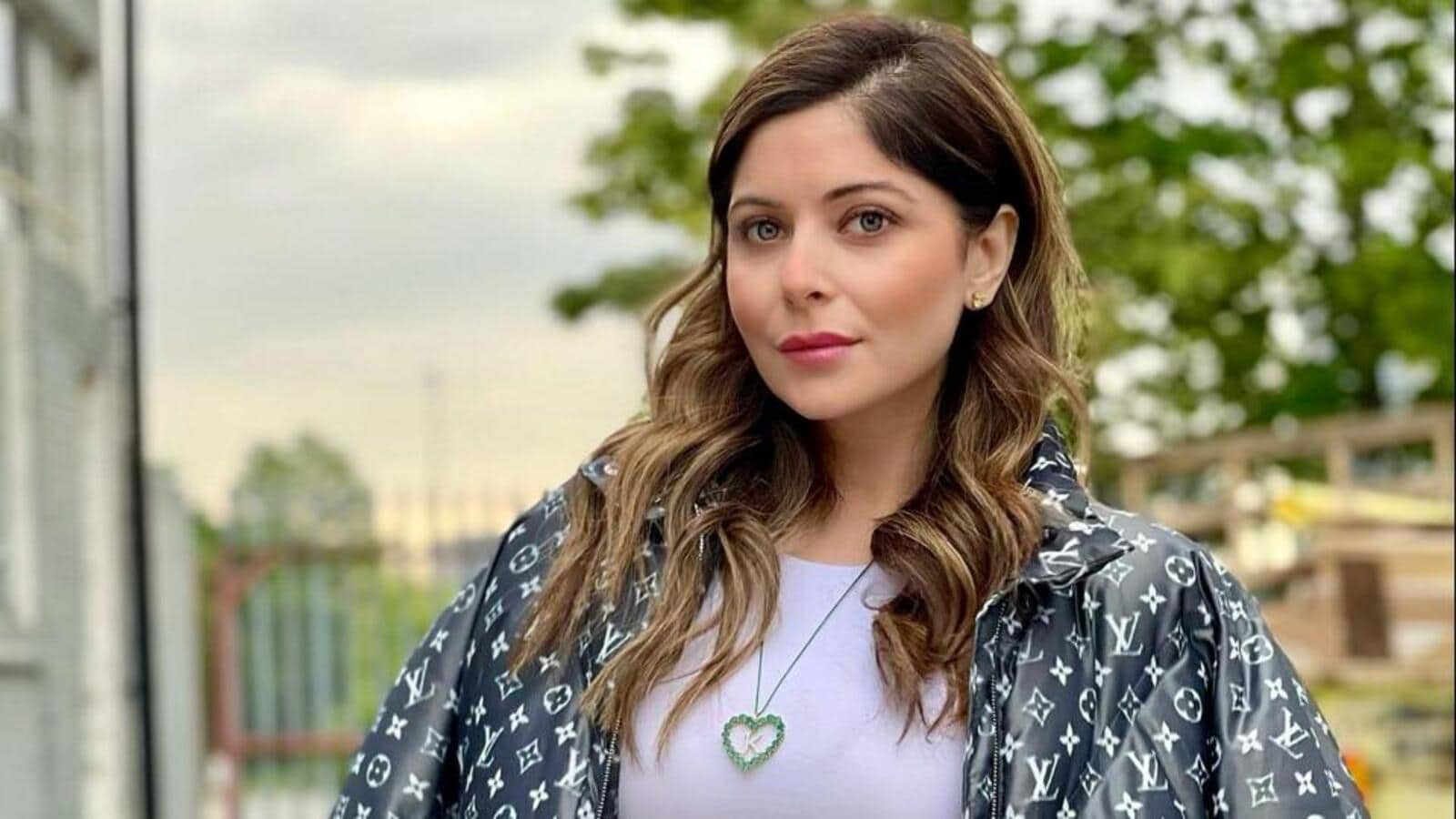 1600x900 HIGH NOTES: Kanika Kapoor receives Grammy nomination for 'Maha Kumbh'! Middle East. Latest Bollywood, Hollywood, and Arab Entertainment News