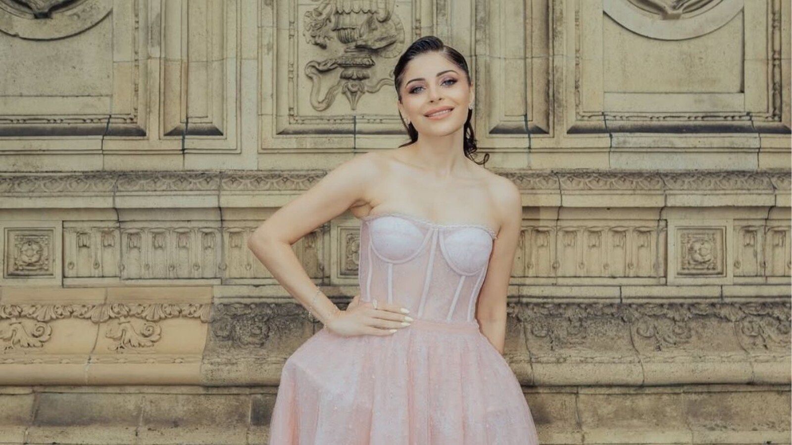 1600x900 Kanika Kapoor reveals shocking truth about singer's earnings in India: 'They only get Rs 101 per song.'