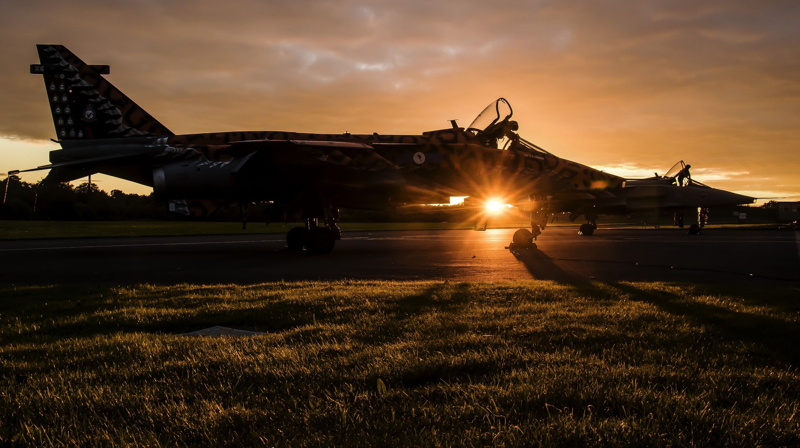 2574x1440 Sepecat Jaguar GR.3A at Sunrise: Stunning HD Wallpaperx1440