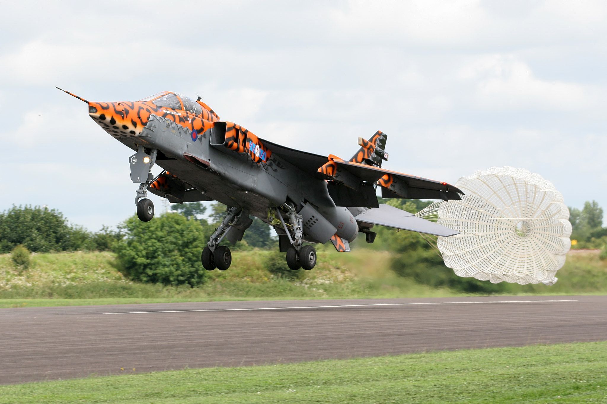 2048x1365 Wallpaper Fighter Bomber, RAF, Sepecat Jaguar GR3A, Chassis, Jaguar, Sepecat Jaguar, WFP, Parachute For Mobile And Desktop, Section авиация, Resolution 2048x1365