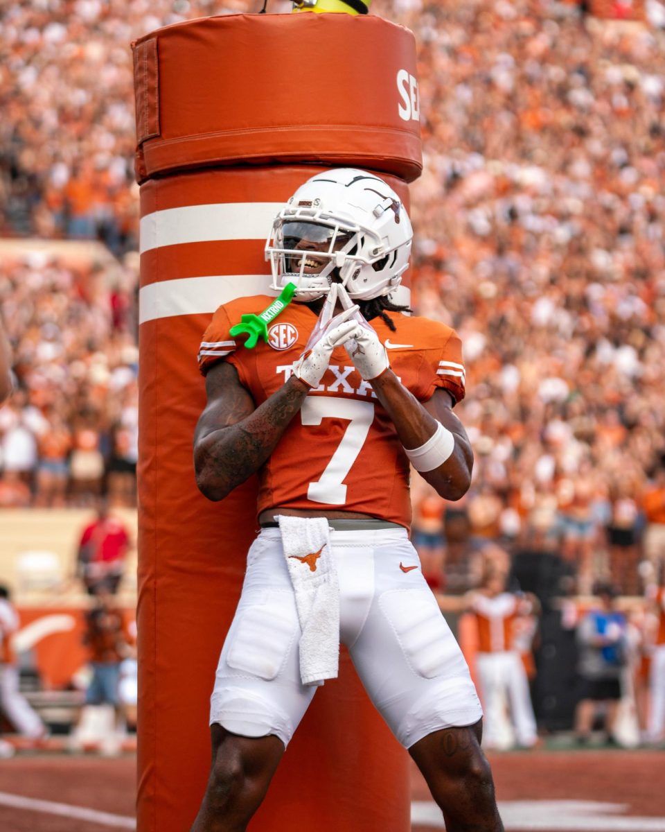 960x1200 Texas Football Conquers UTSA 56 7 With All Three Quarterbacks Making An Appearance