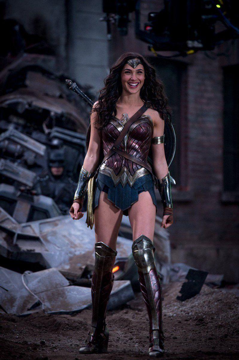 799x1200 Wonder Woman Smile Wallpaper
