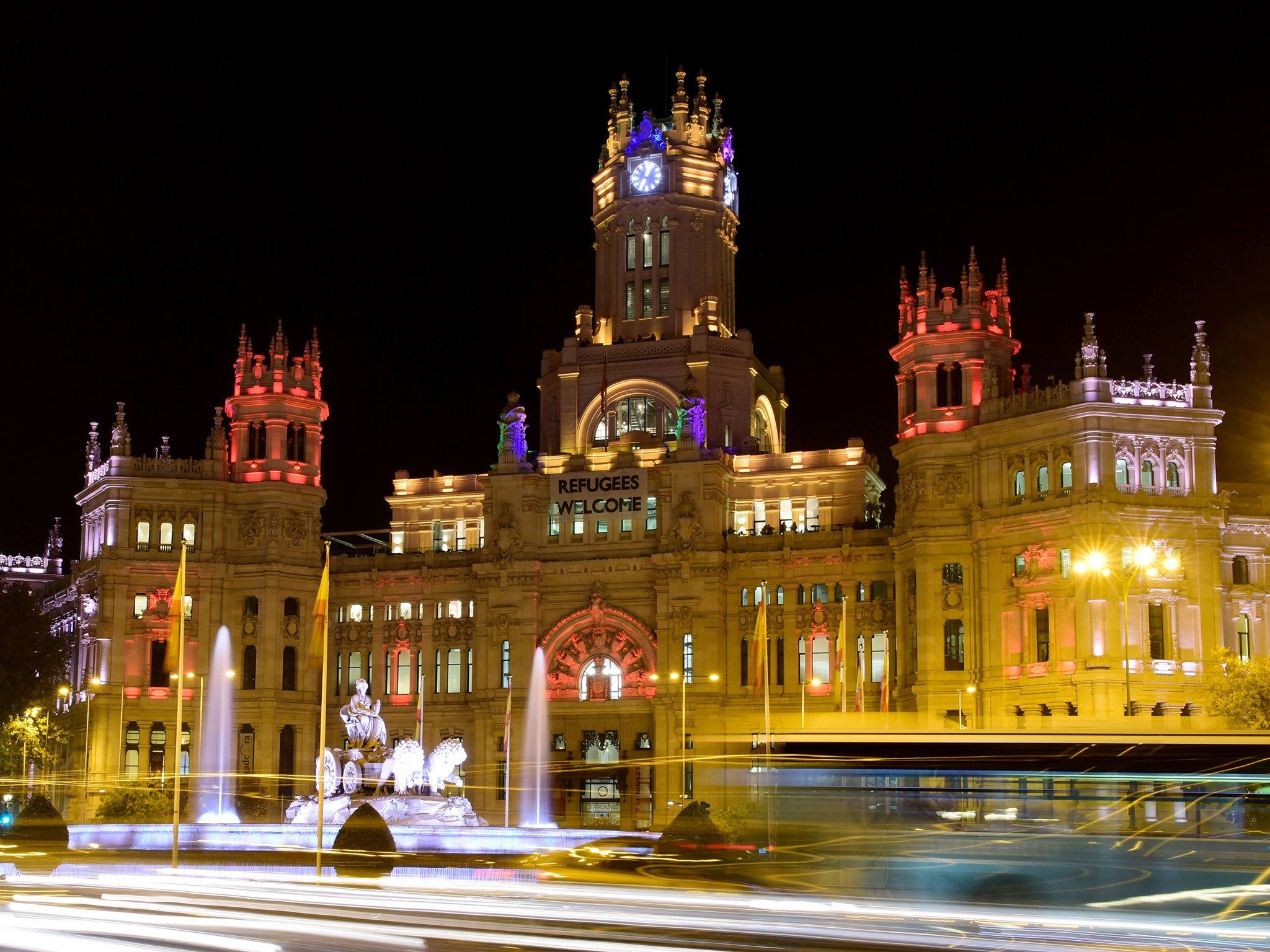 2048x1536 Hundreds of homeless people given 'luxury' Christmas dinner in Madrid landmark