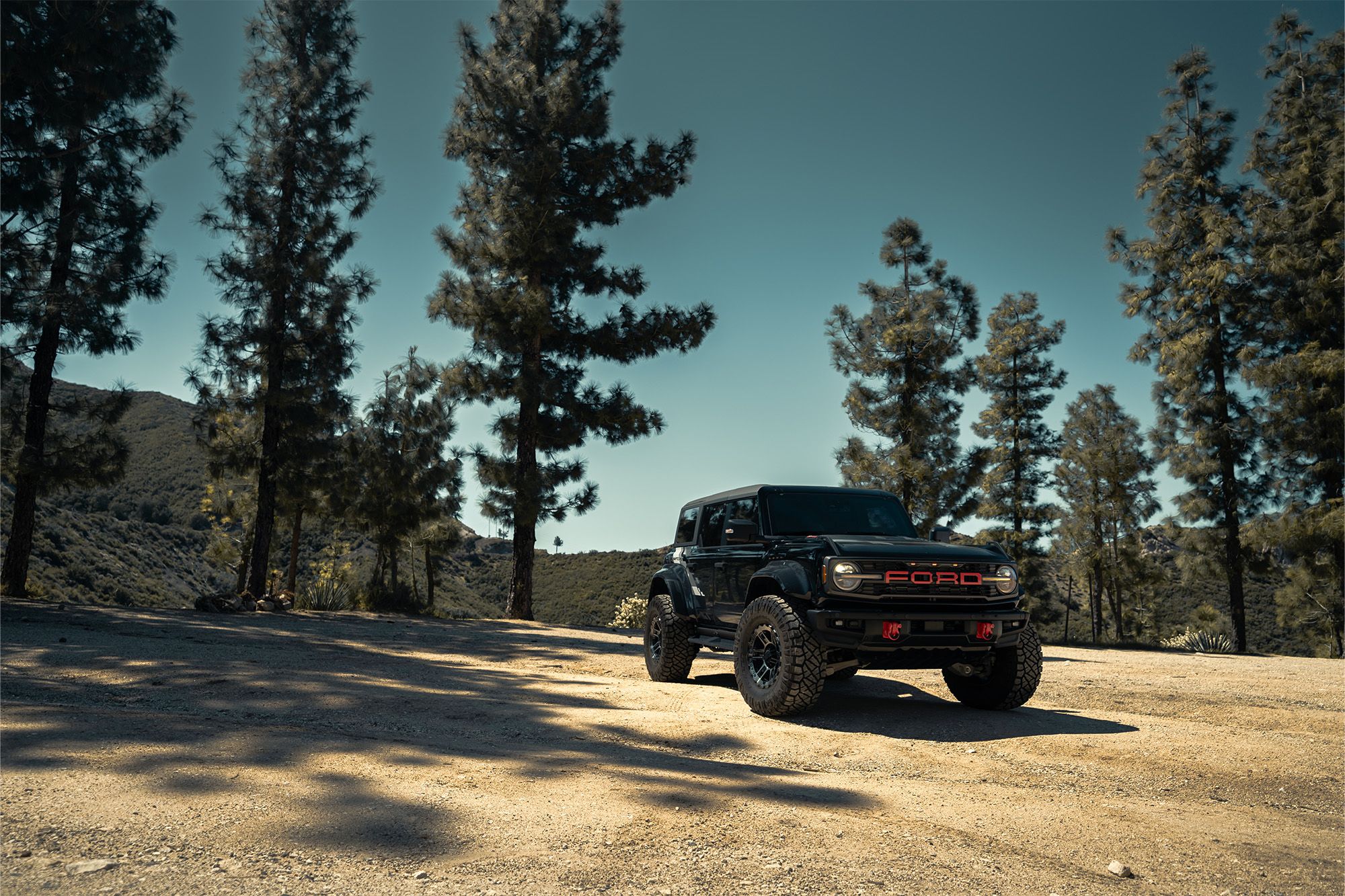 2000x1333 2024 Bronco Raptor Bdo801 Gloss Black Tinted Machine Face High Res 5 Diamond Wheels