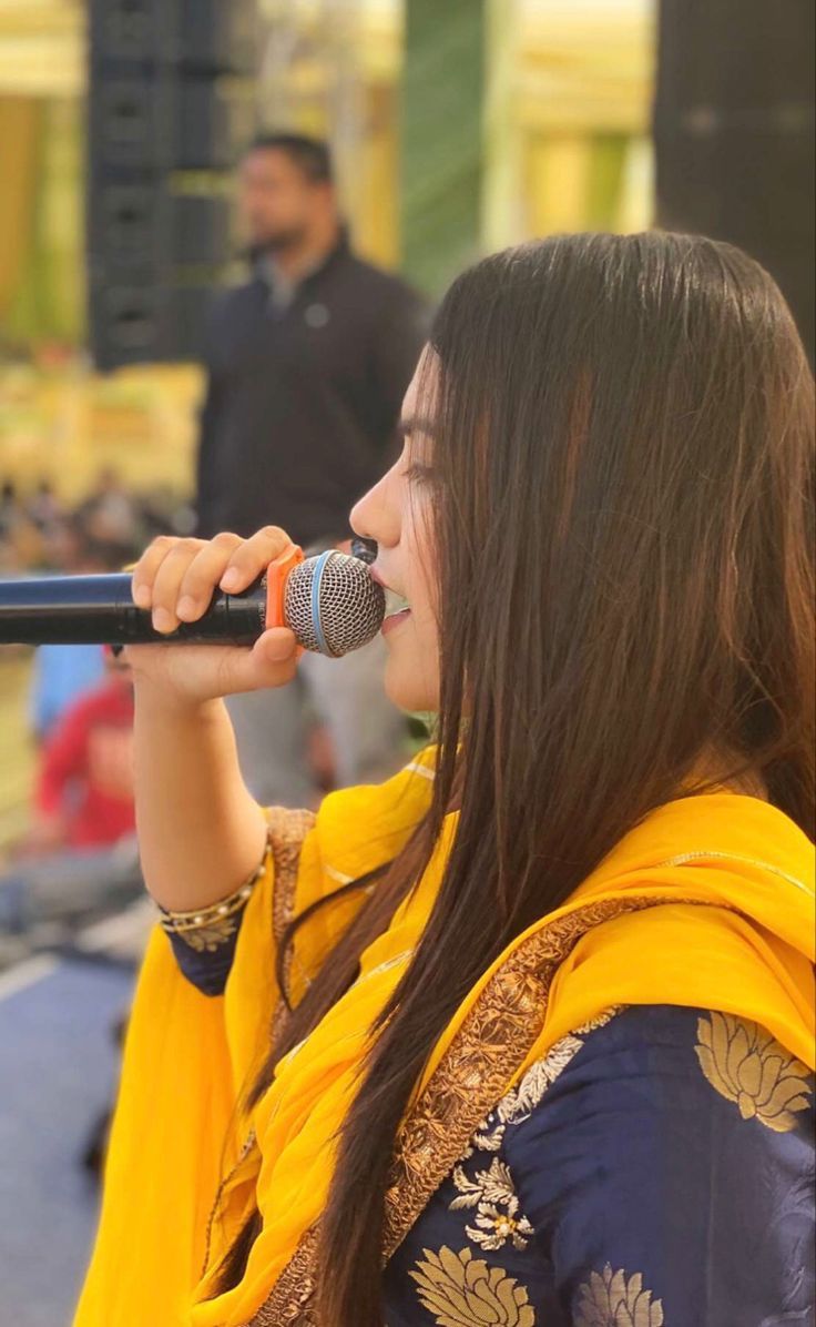 736x1196 Kaur b on stage