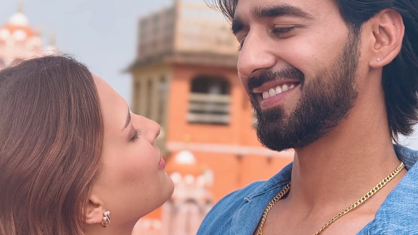 1600x900 Himanshi Khurana and Maninder Buttar Fuel Dating Rumors with Romantic Pic