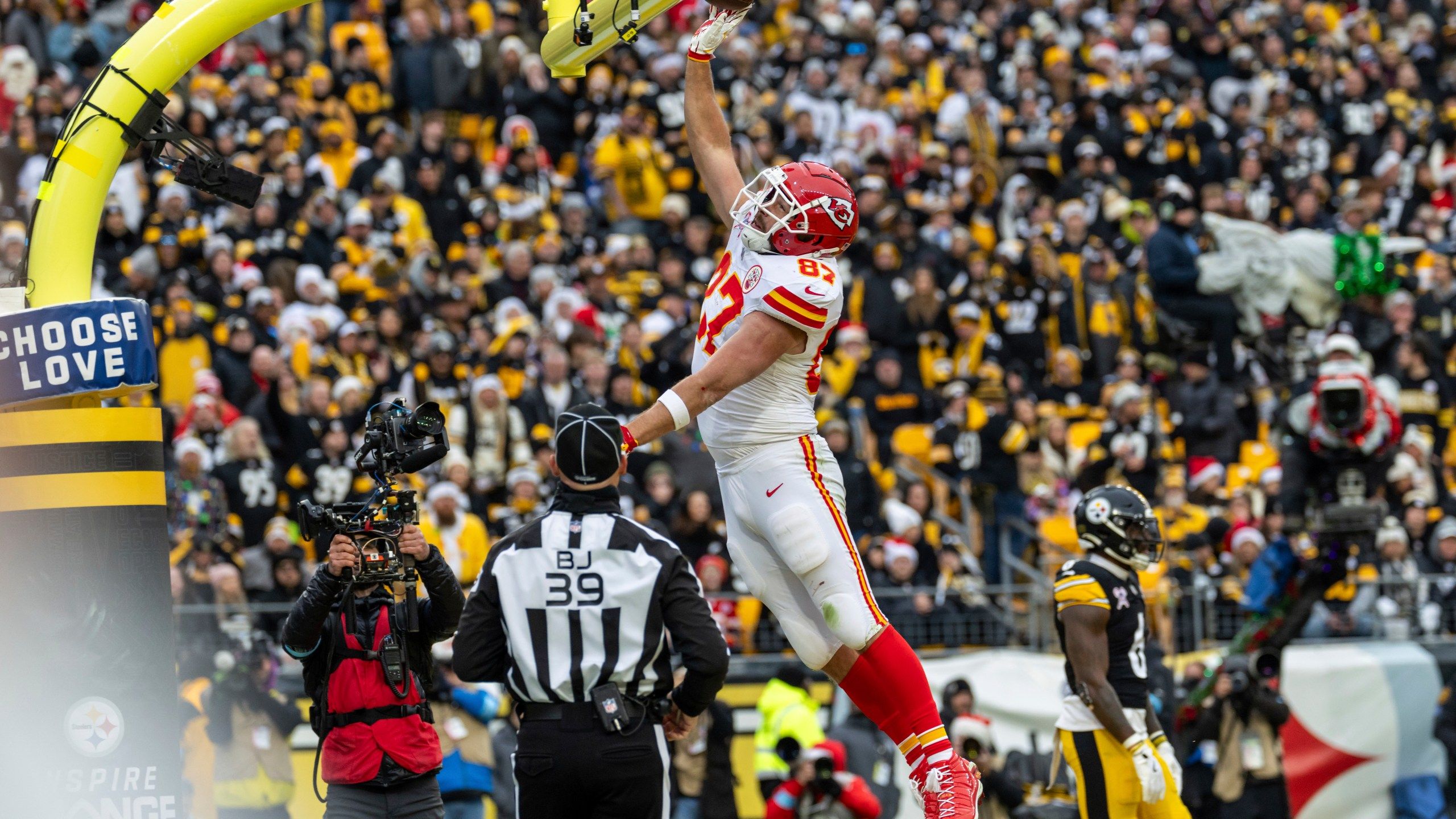 2560x1440 Tony Gonzalez offers to pay for Travis Kelce's fine