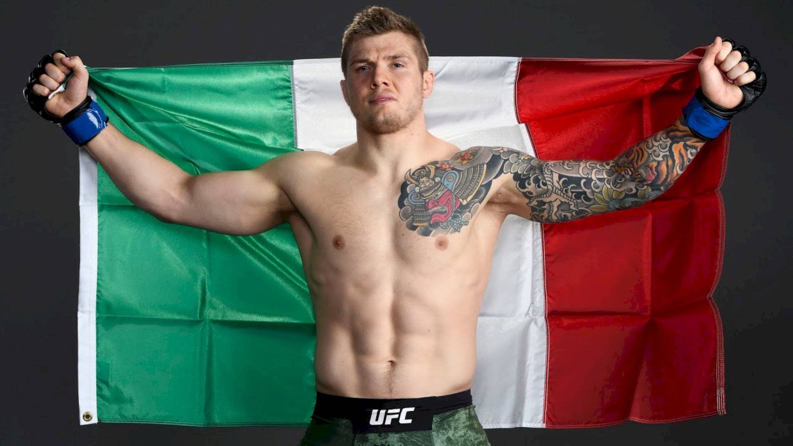 2520x1418 Download Marvin Vettori Posing With Italian Flag Wallpaper