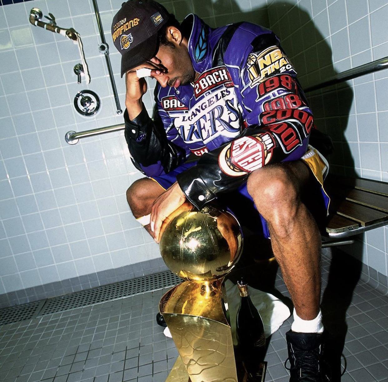 1242x1221 Wallpaper Kobe Rings The Story Behind This Popular Photo Of Kobe Is Quite He Had Just Won His Second Straight NBA Championship Against His Hometown Philadelphia 76ers, In Philly, And His Parents