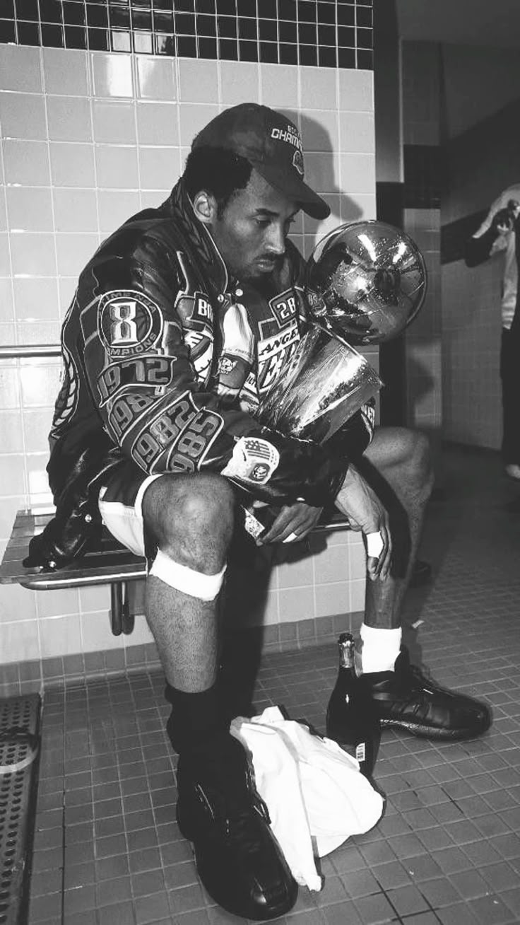 736x1308 Kobe Bryant with Championship trophy. Kobe bryant pfp black and white, Kobe bryant black and white wallpaper, Kobe bryant picture