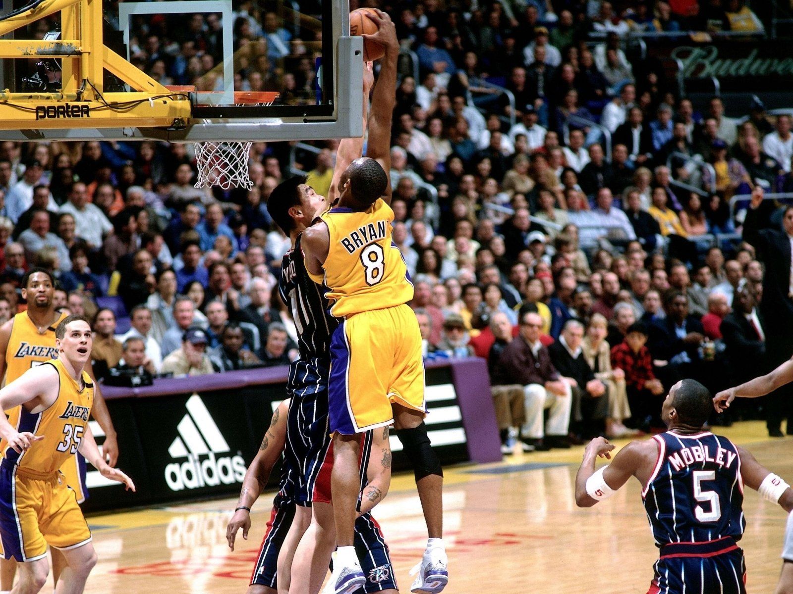 1600x1200 Kobe Bryant Dominates the Court. Lakers Basketball HD Wallpaperx1200