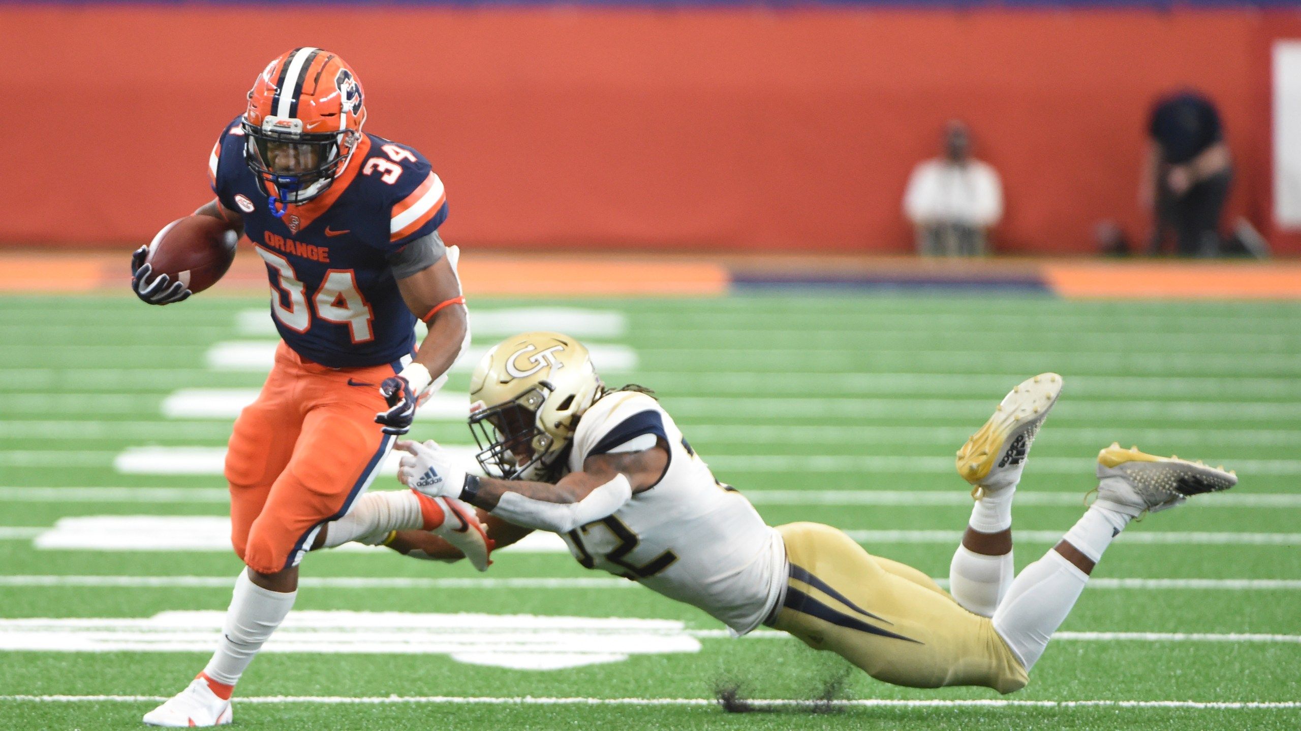 2560x1440 Freshman Running Back Sean Tucker Powers The Orange To A 37 20 Victory Under New Dome Roof