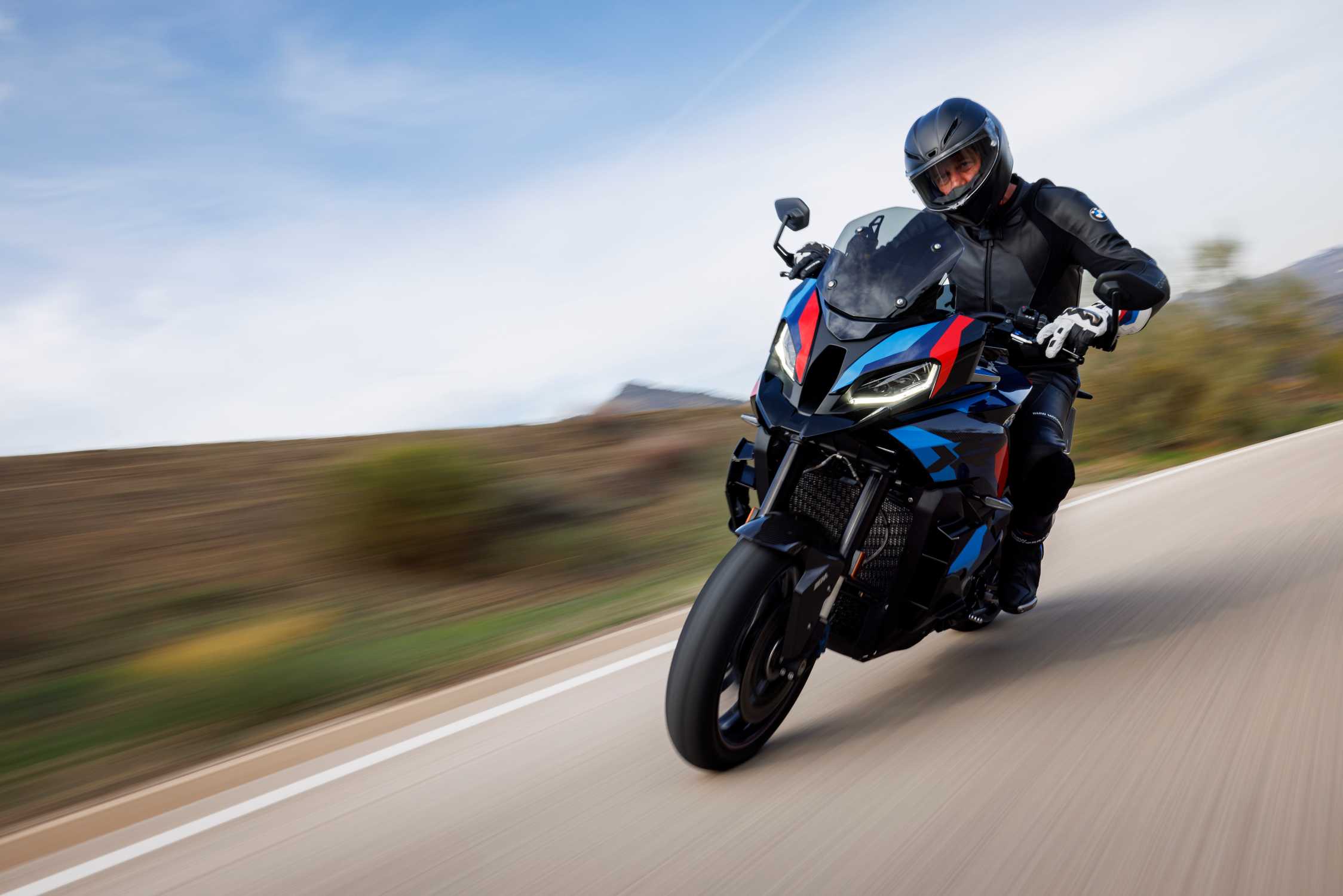2248x1500 The BMW M 1000 XR. Riding Picture. (02 2024)
