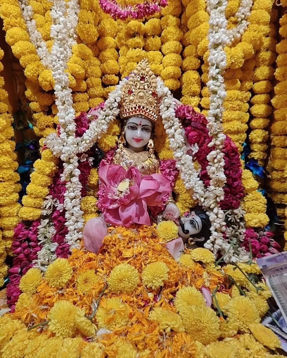 918x1148 Maa BaglaMukhi Mandir on X: Maa Baglamukhi is propitiated with yellow offerings by devotees dressed in yellow, seated on a yellow cloth. / X