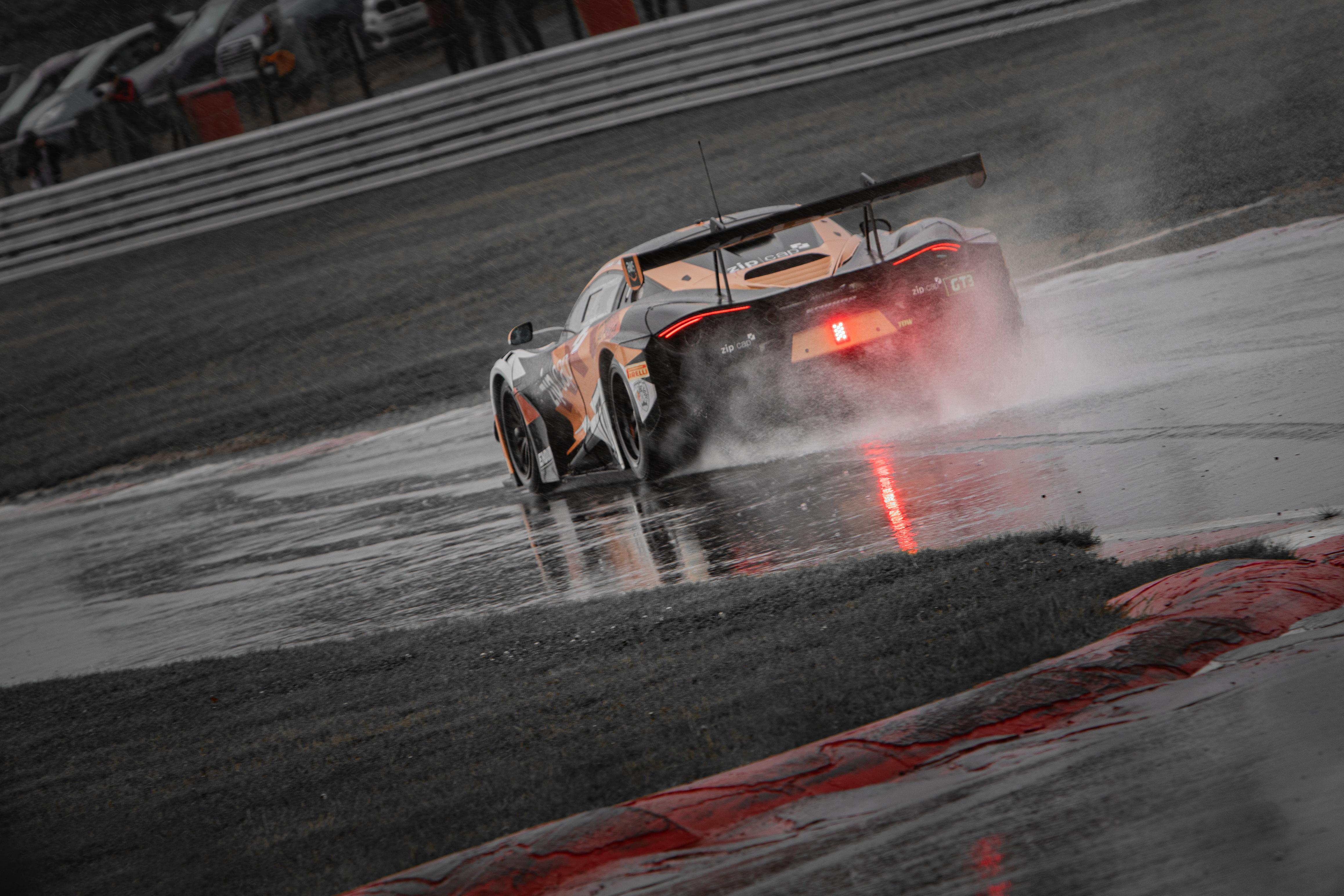 4632x3088 McLaren 720S GT3 on the track