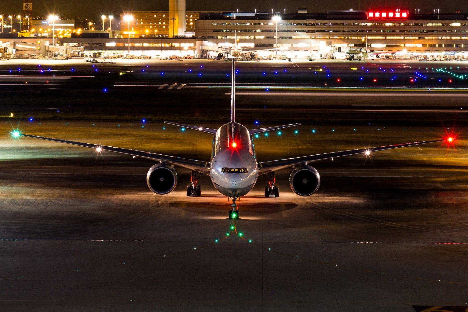1920x1281 Nighttime Airport Passenger Plane Wallpaperx1366