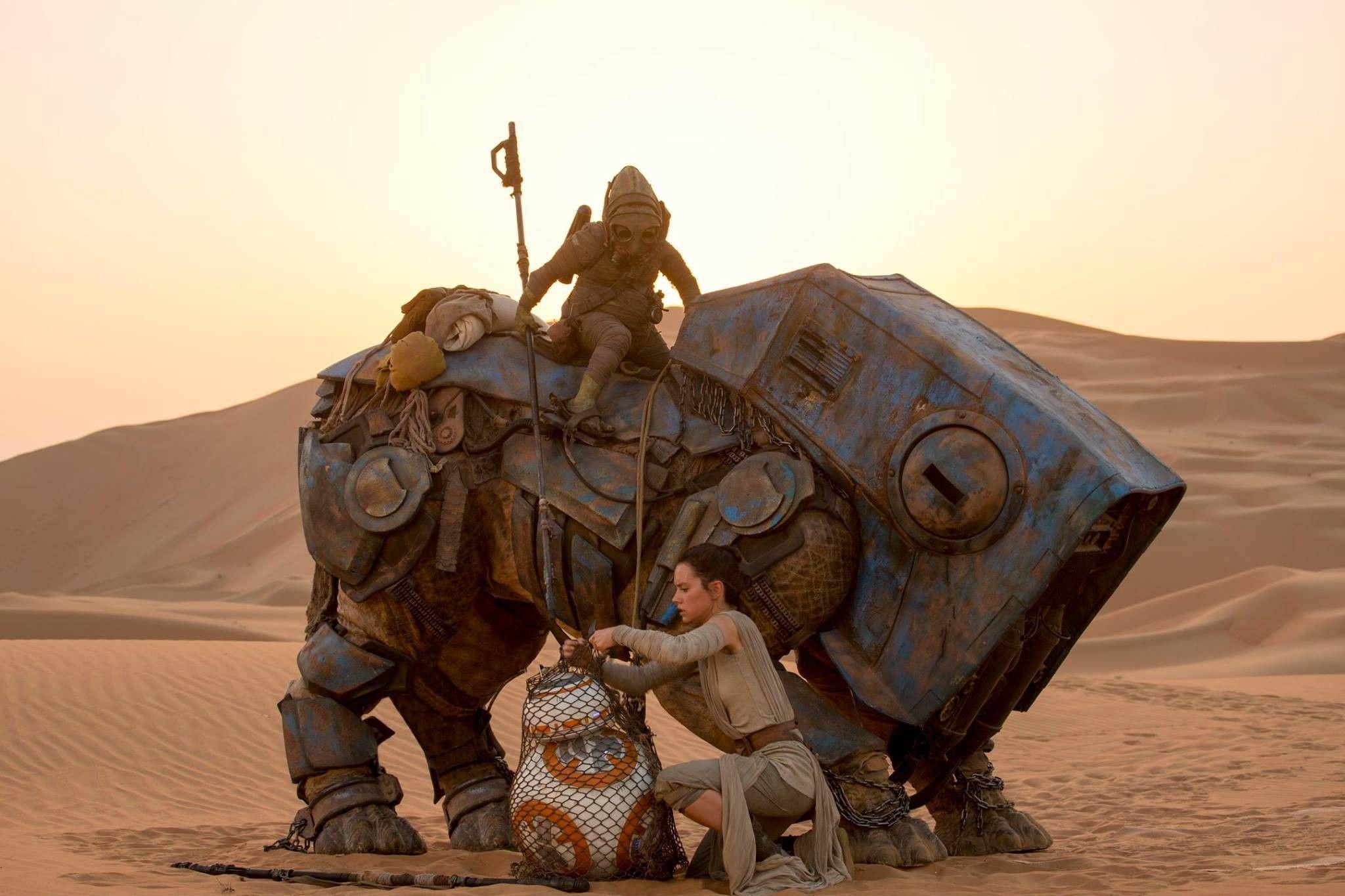 2048x1365 Star Wars Star Wars The Force Awakens Daisy Ridley BB 8 Movies Jakku Rey Rey From Star Wars Wallpaper:2048x1365