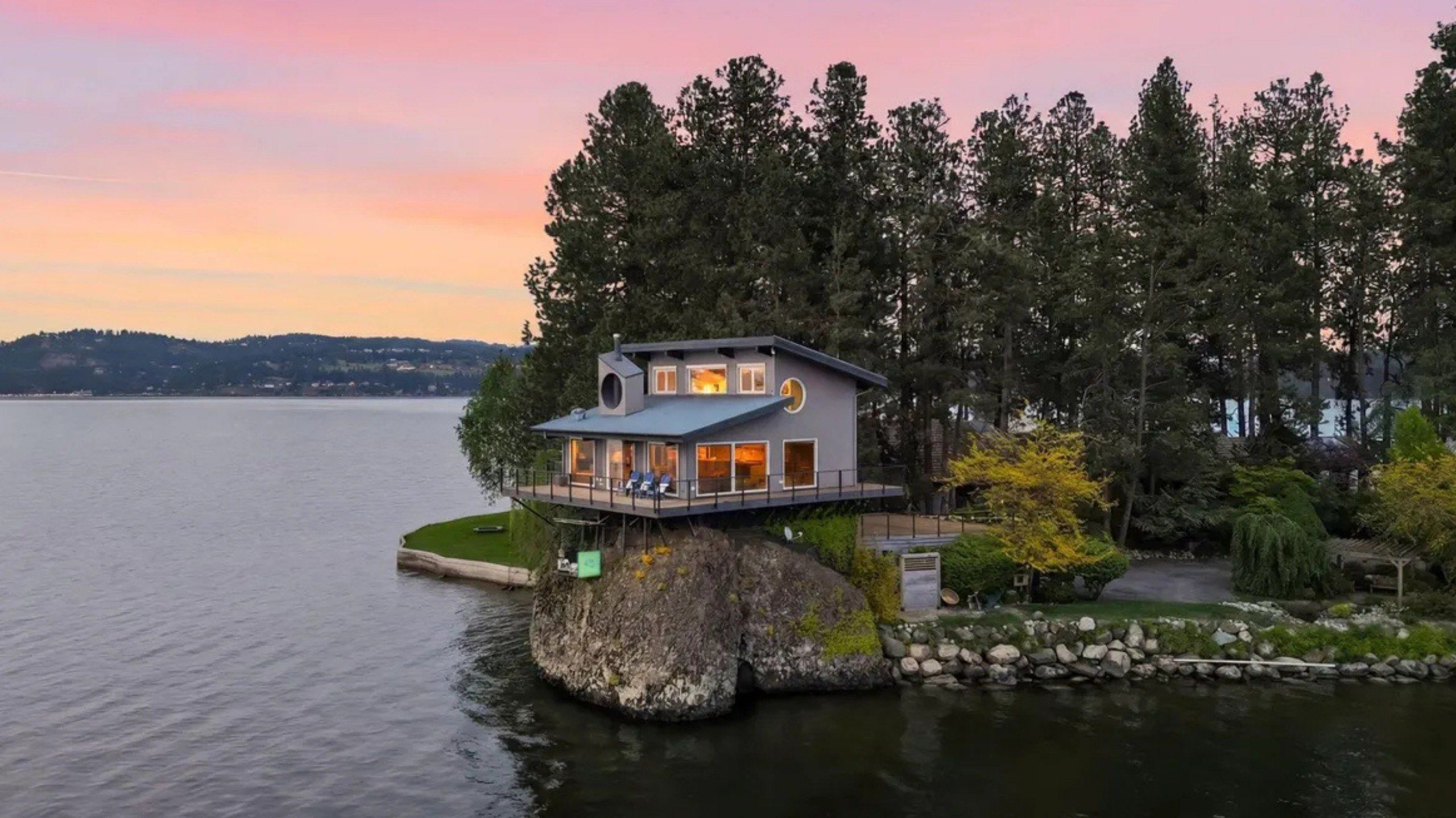 2560x1440 Lake House Perched Atop Giant Rock Feels Like It's 'Floating Over the Water'