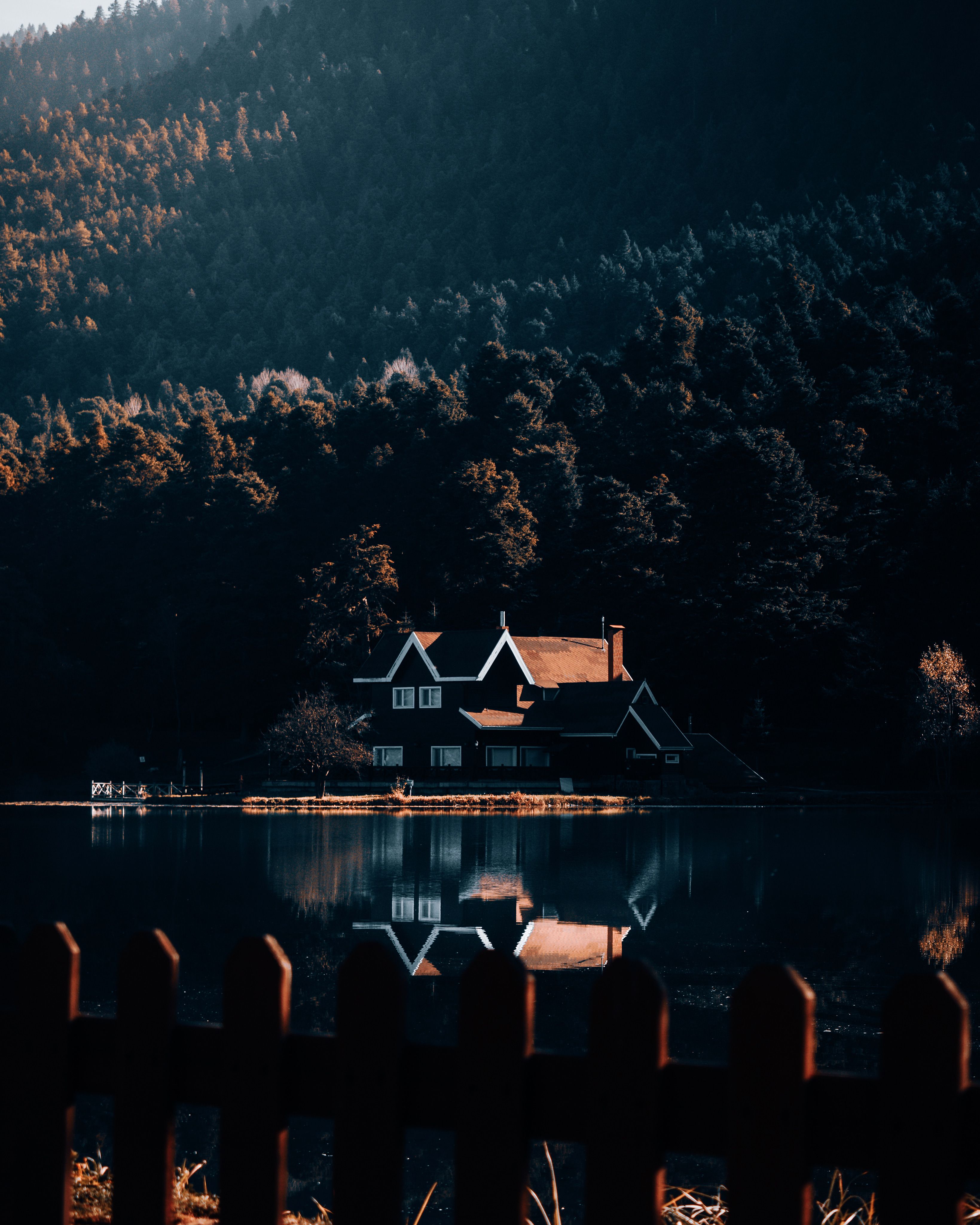 3278x4095 A House near the Lake · Free