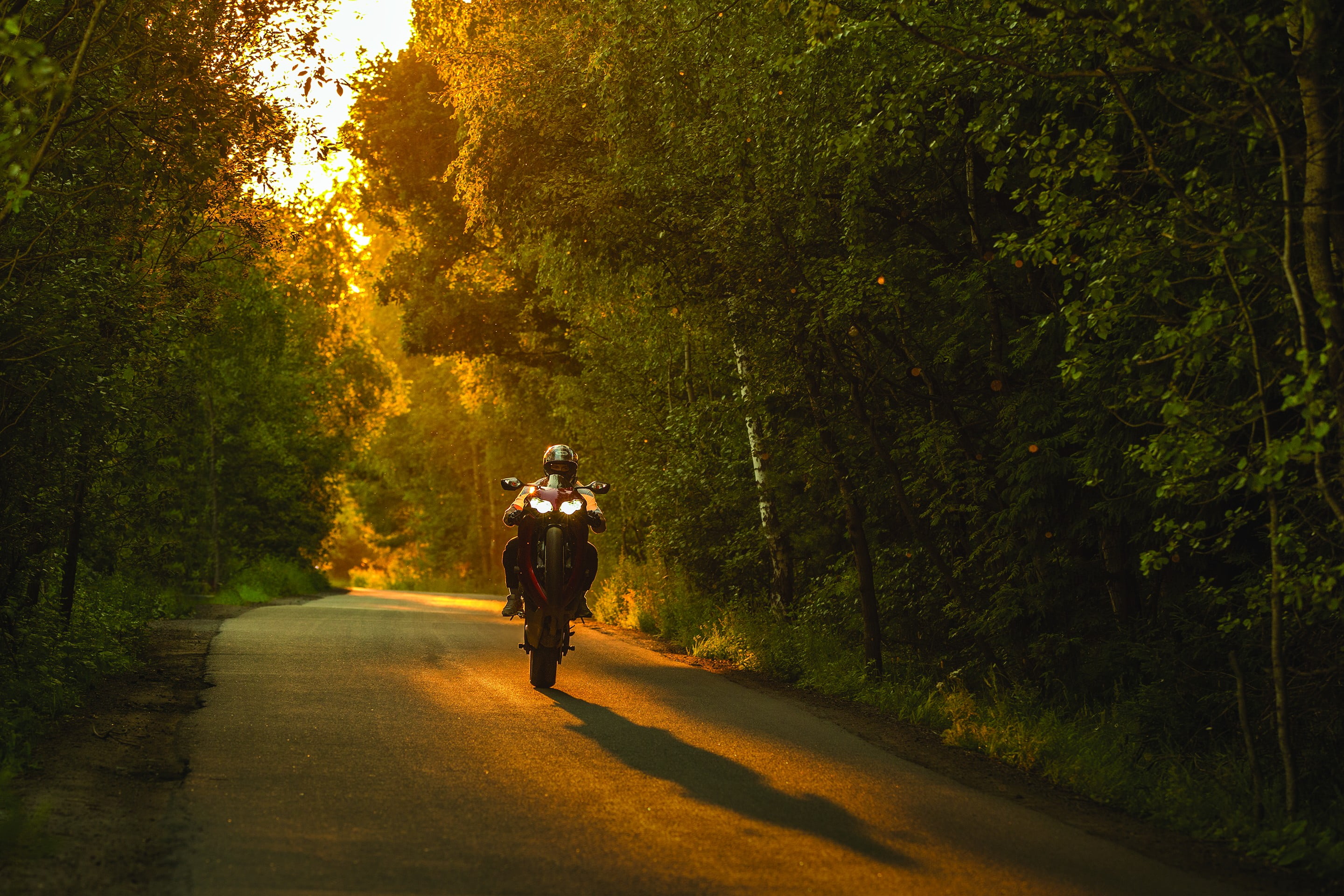 2880x1920 Man riding on sports bike in road HD wallpaper