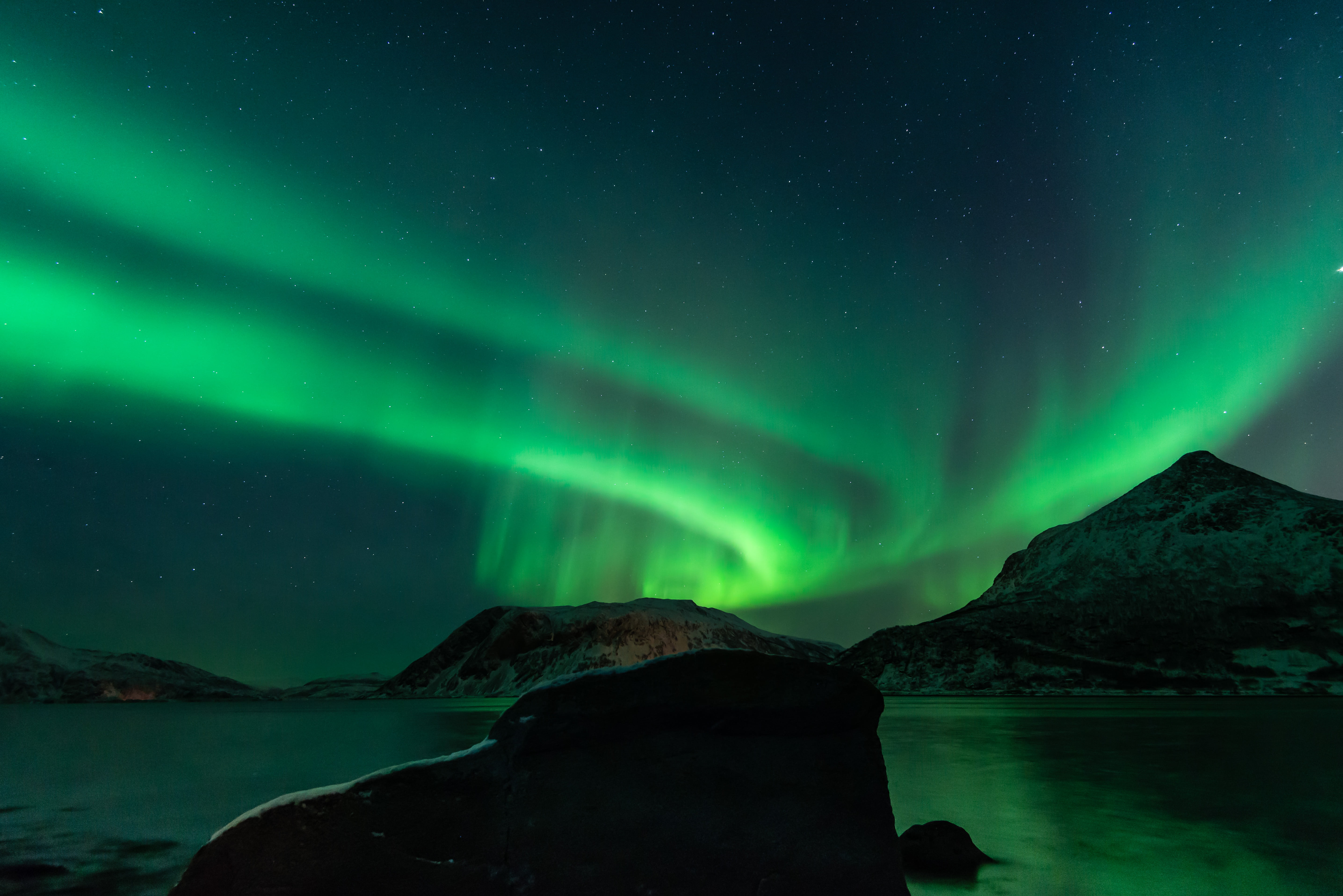 5743x3834 Photo of green sky during night time HD wallpaper