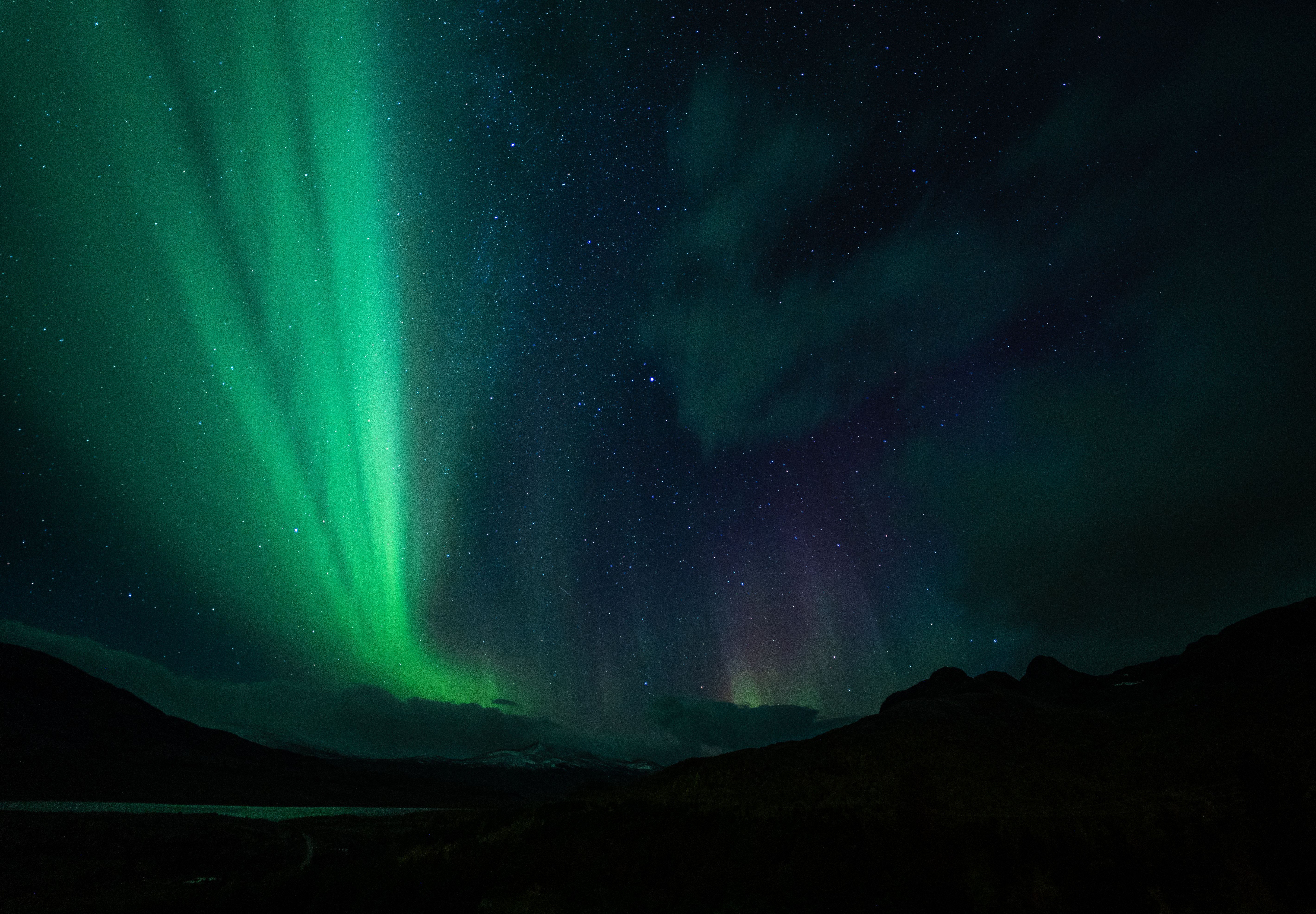5679x3945 Green Aurora Borealis on Night Sky · Free