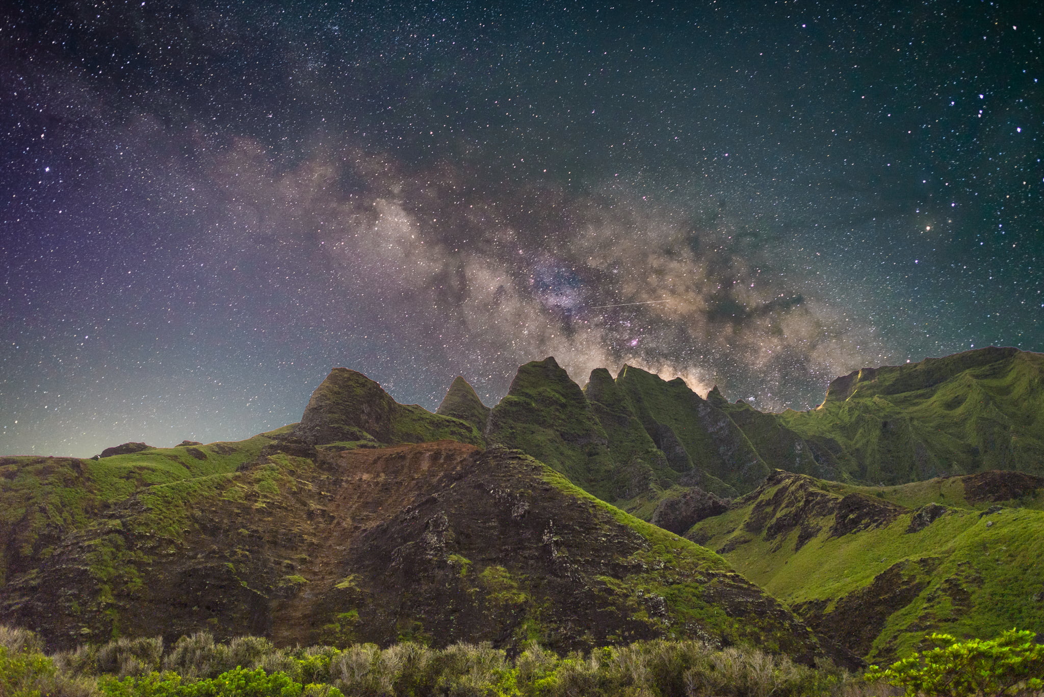 2048x1367 Green mountains under sky full of stars HD wallpaper
