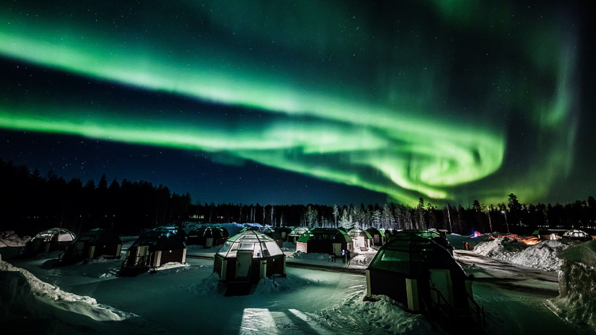 1920x1080 Forests of green light' decorate the sky in Finland