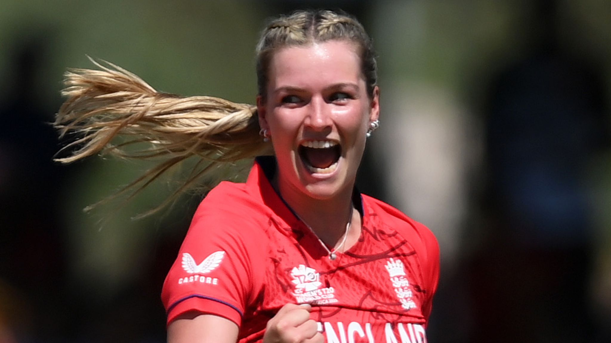 2048x1152 T20 World Cup: Lauren Bell says England are 'really confident' ahead of India clash and 'Mankad' controversy is behind them